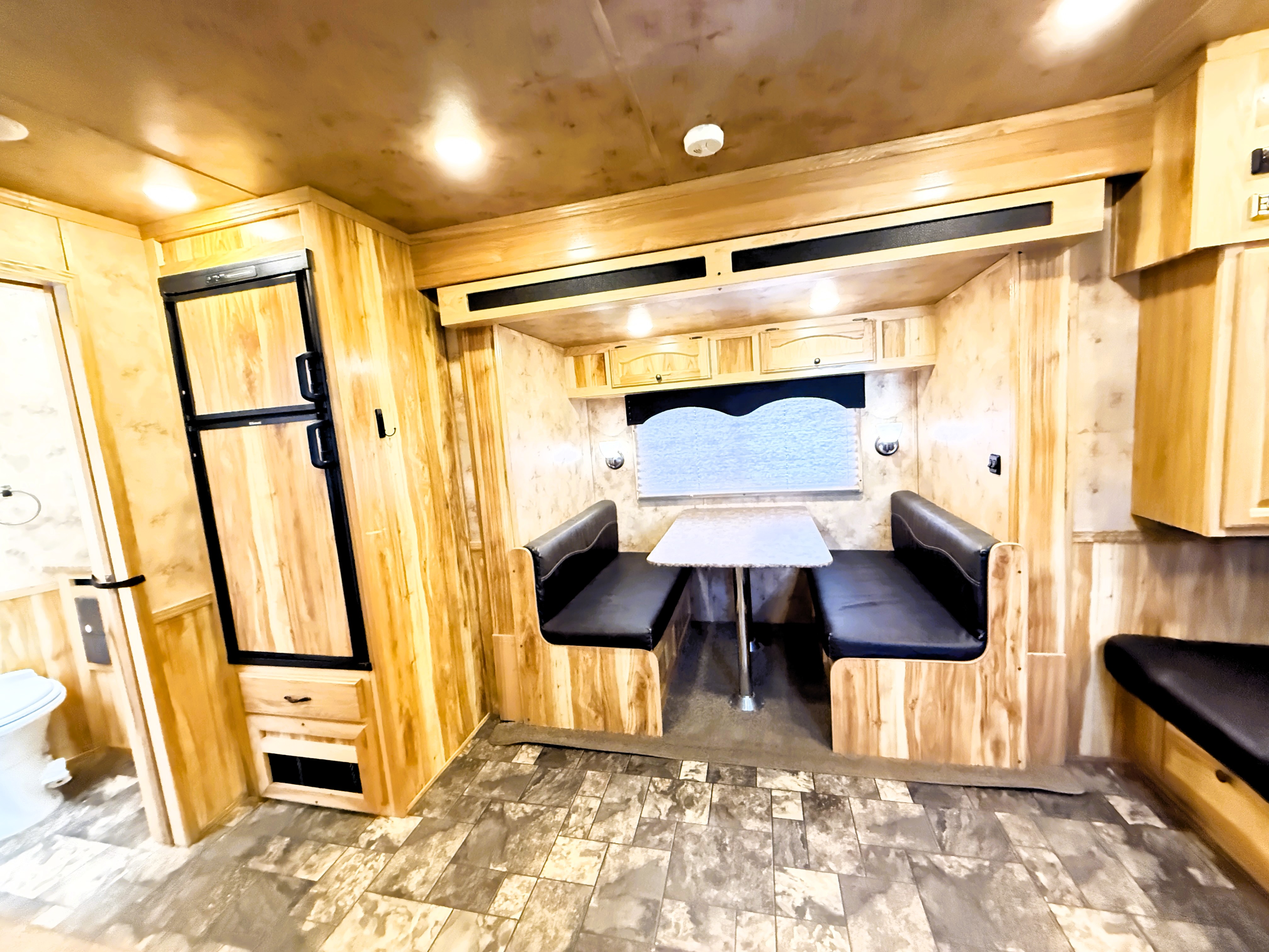 2016 Lakota C8415 Living Quarters