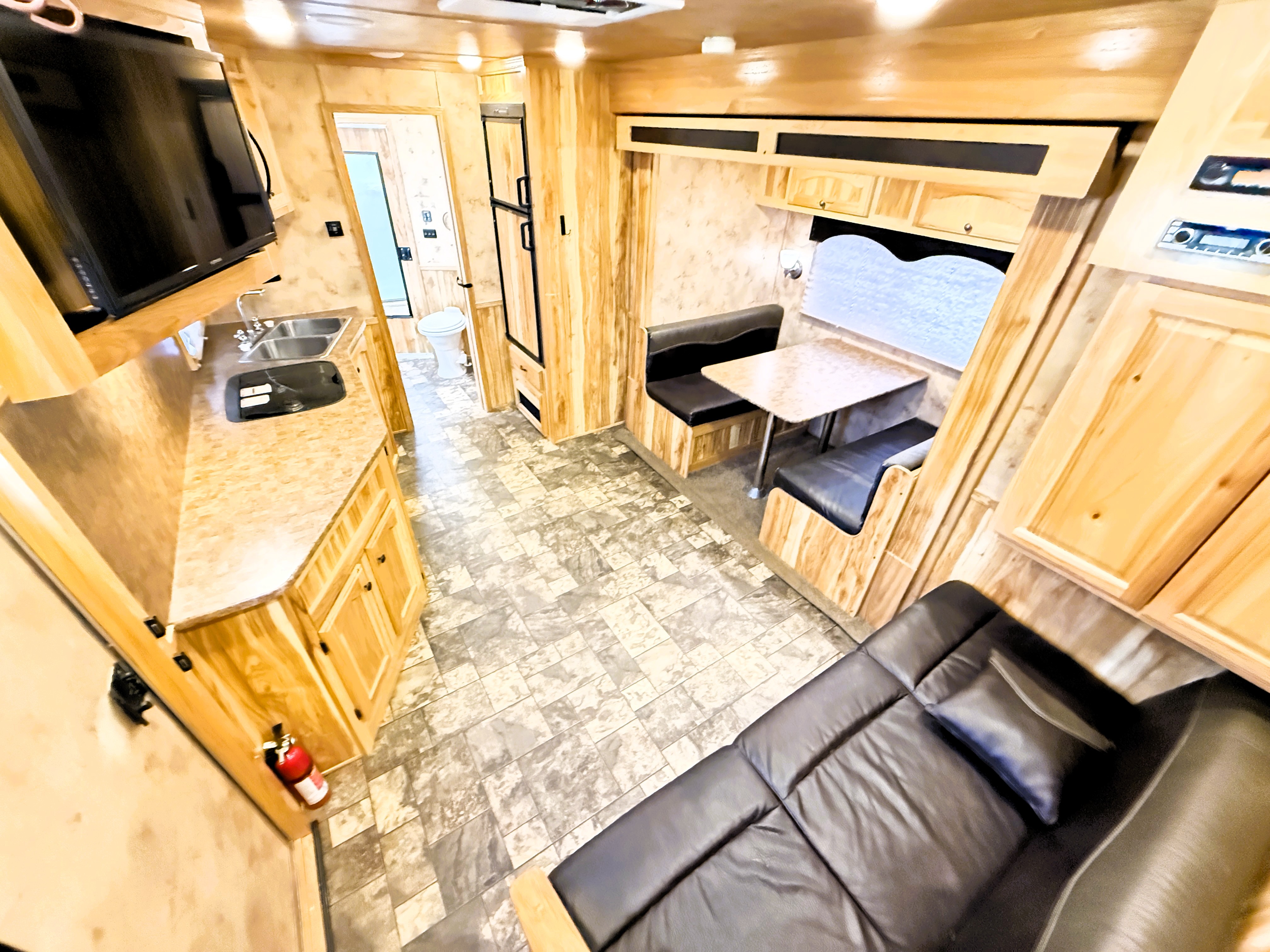 2016 Lakota C8415 Living Quarters