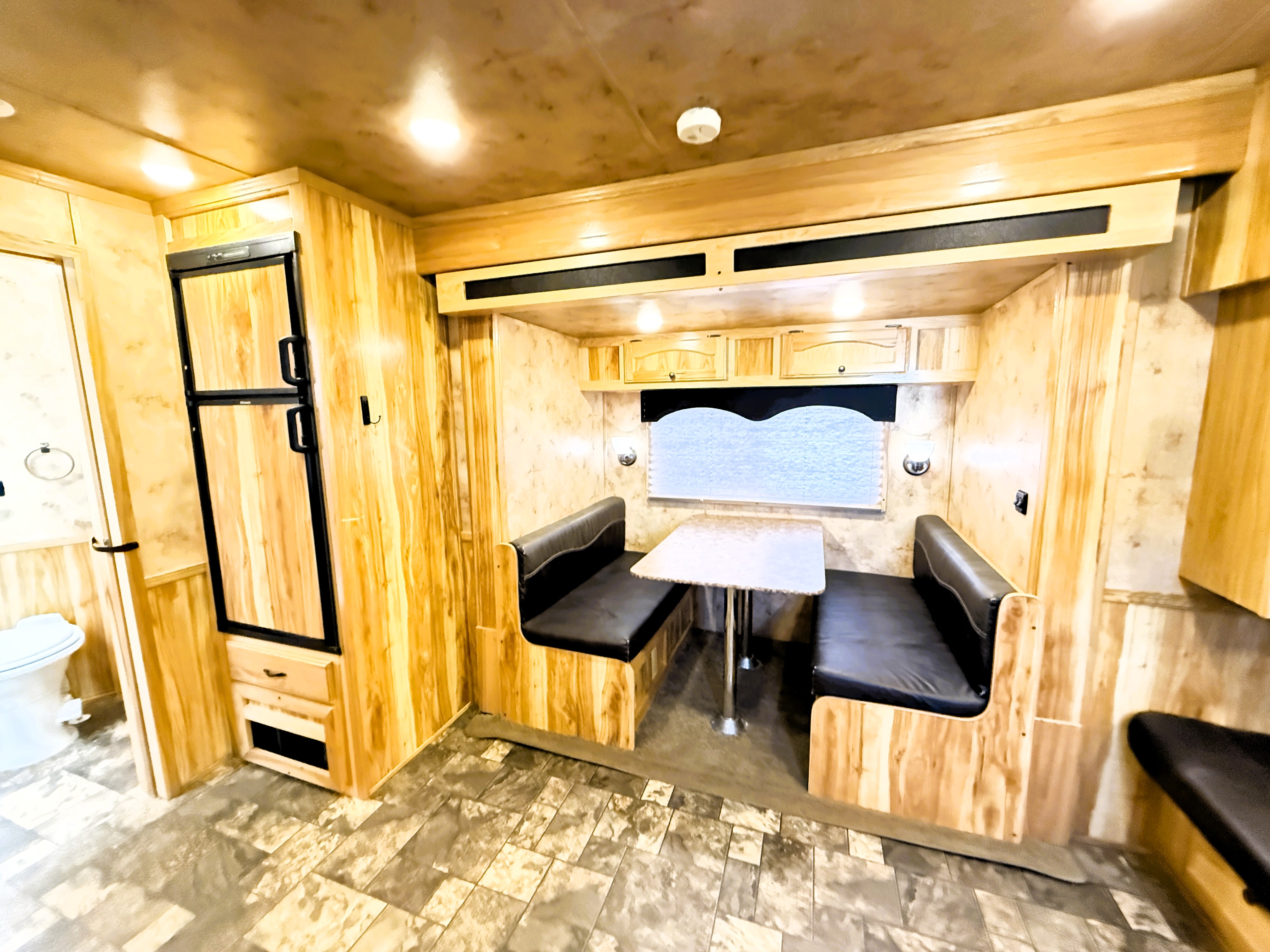2016 Lakota C8415 Living Quarters