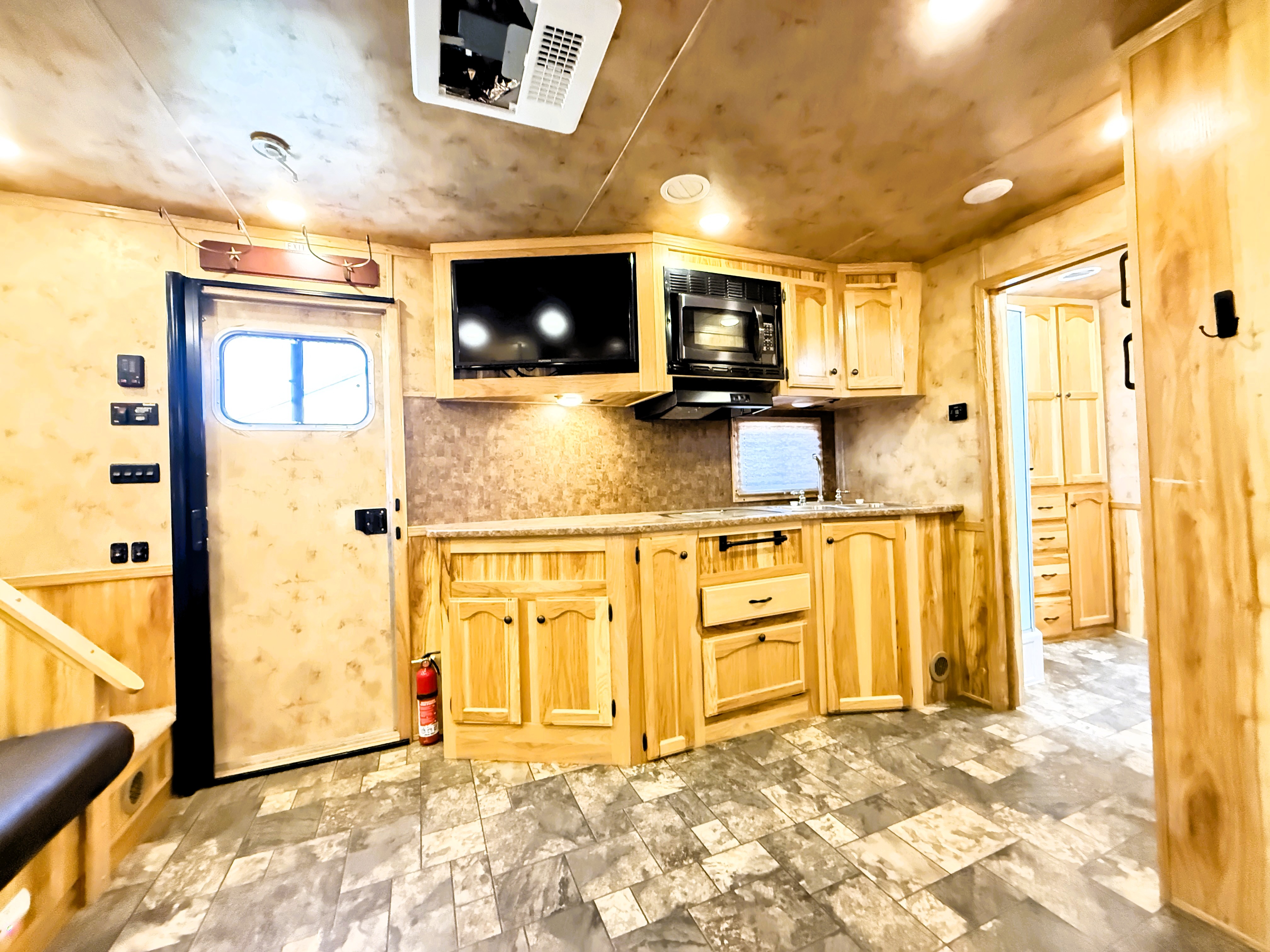 2016 Lakota C8415 Living Quarters