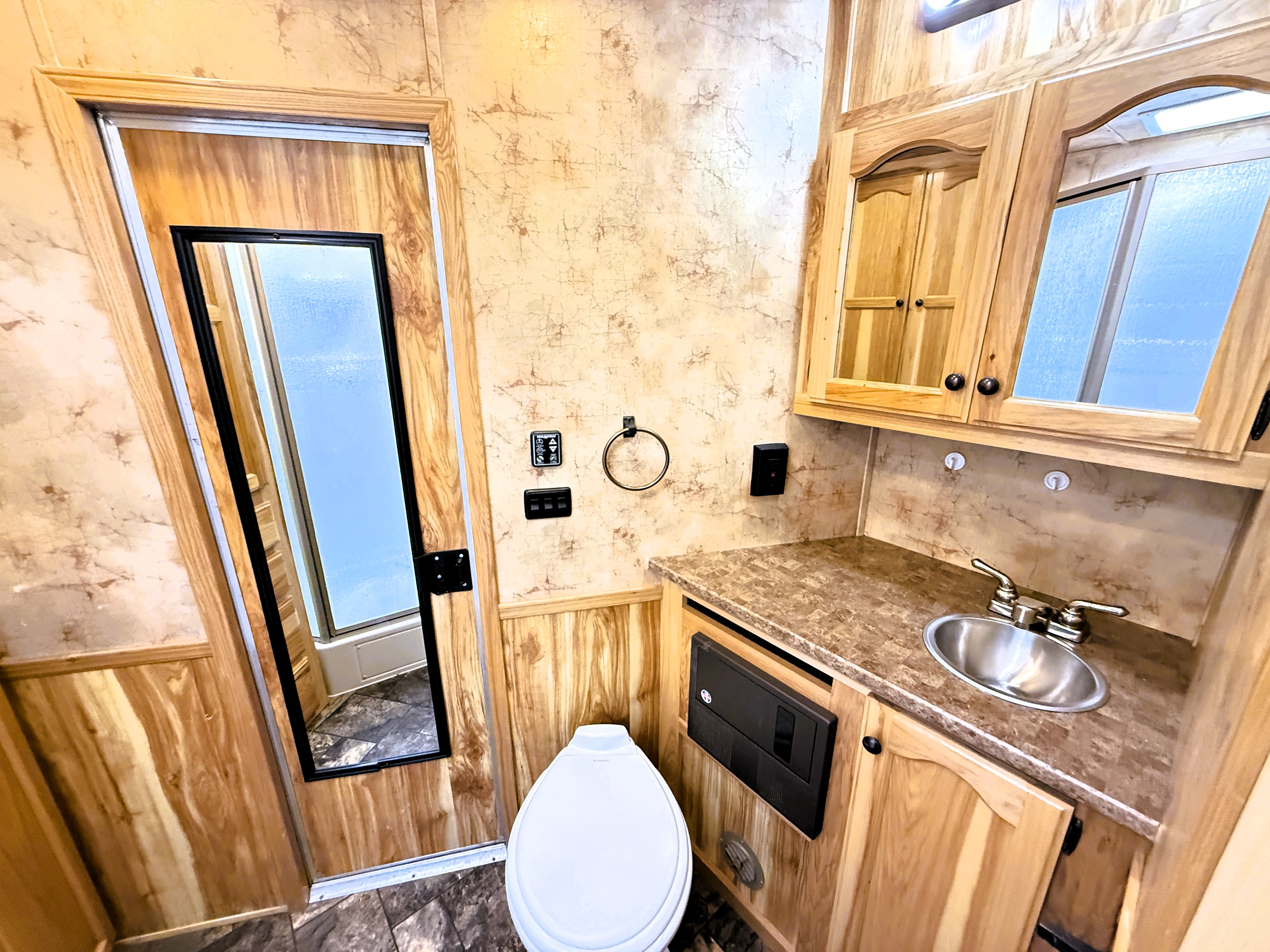2016 Lakota C8415 Living Quarters