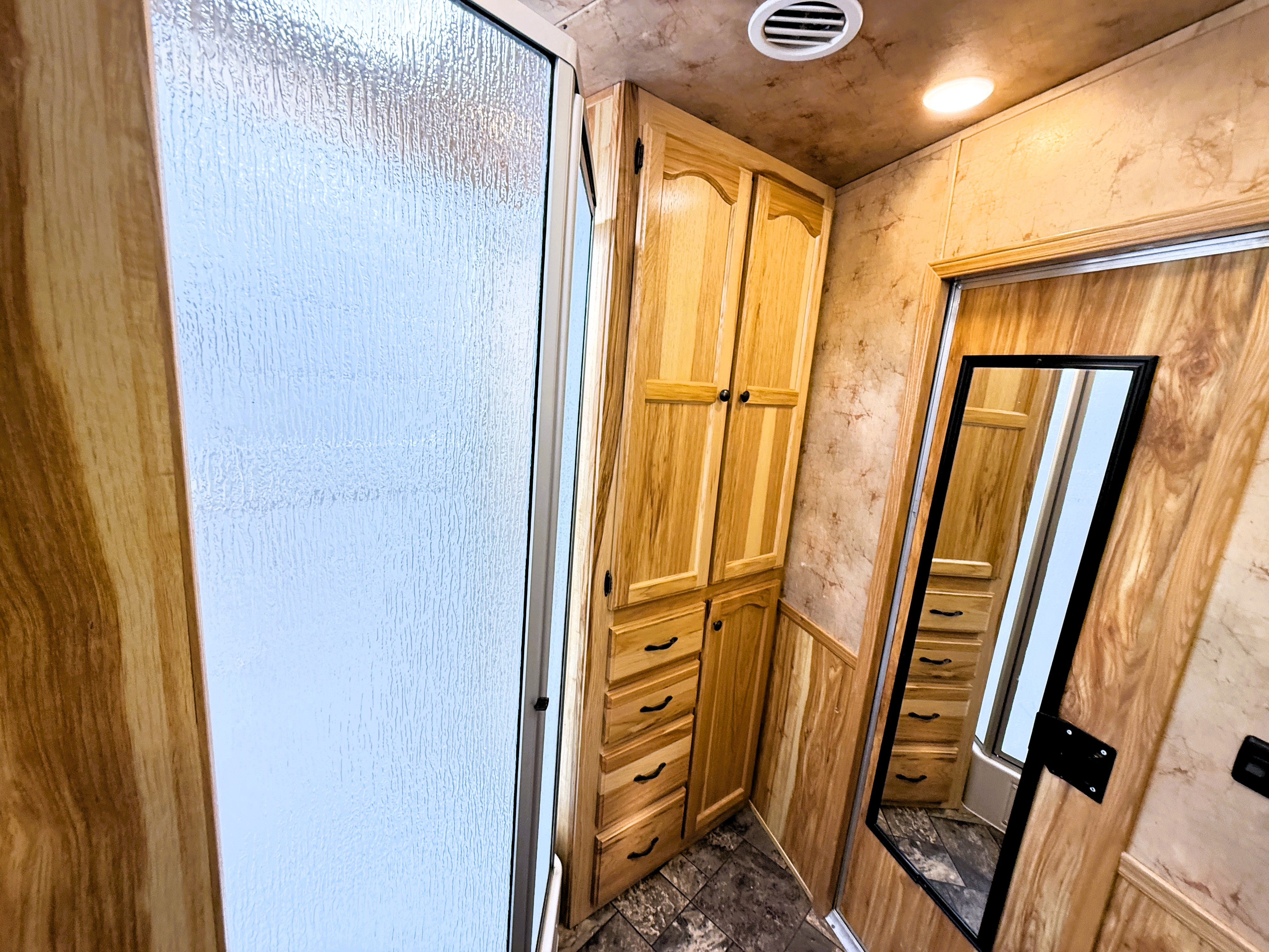 2016 Lakota C8415 Living Quarters
