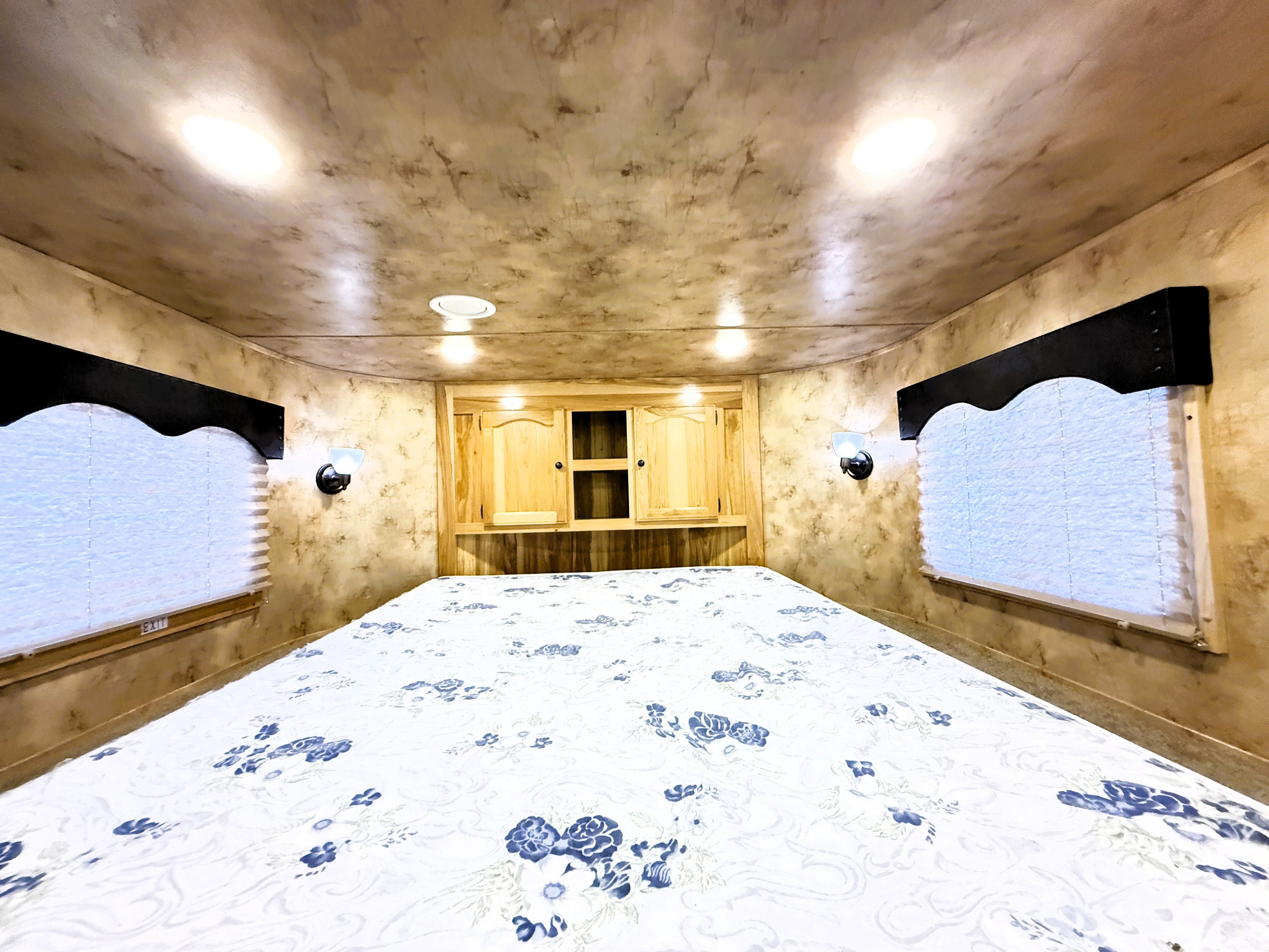 2016 Lakota C8415 Living Quarters