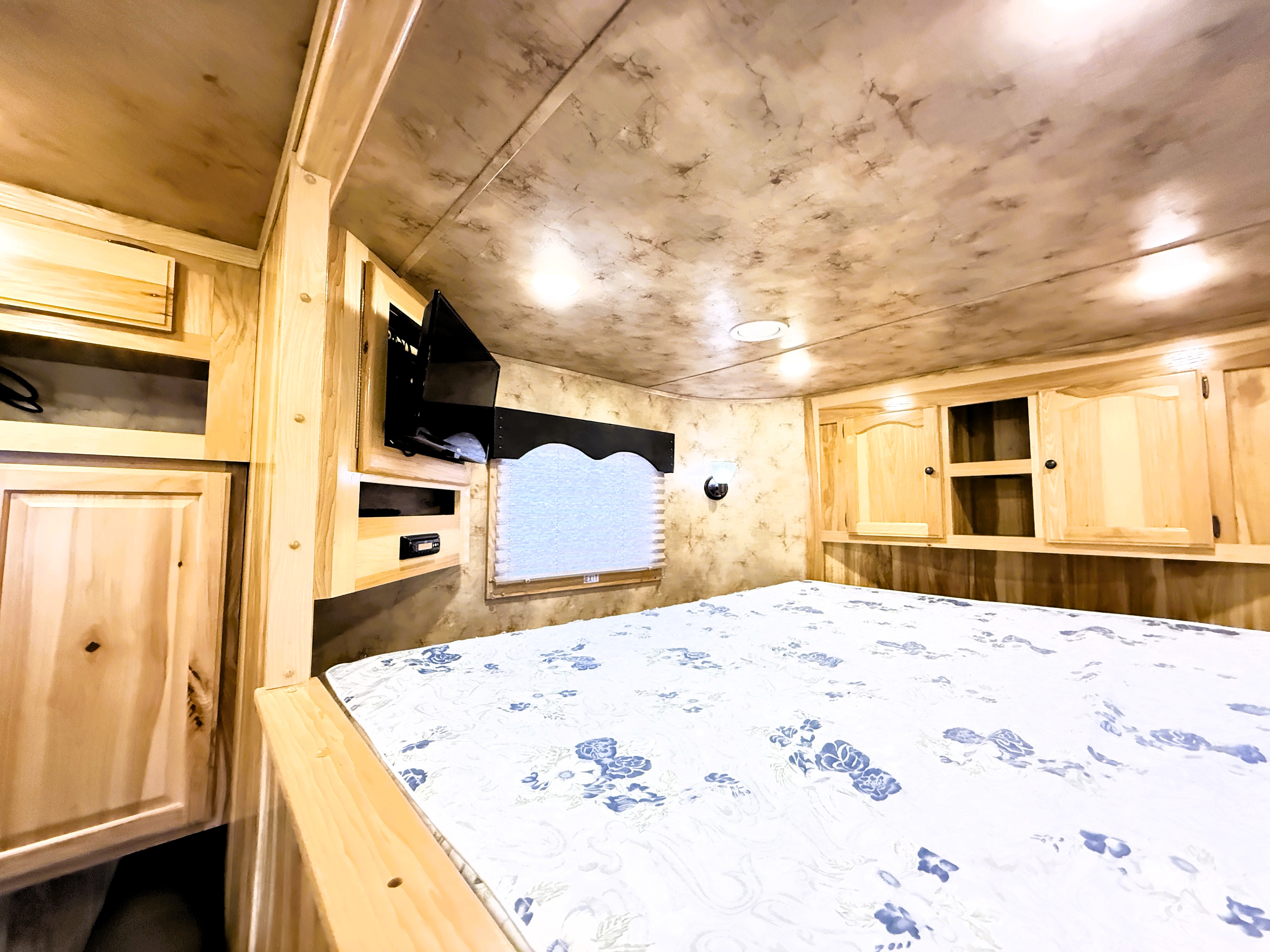 2016 Lakota C8415 Living Quarters