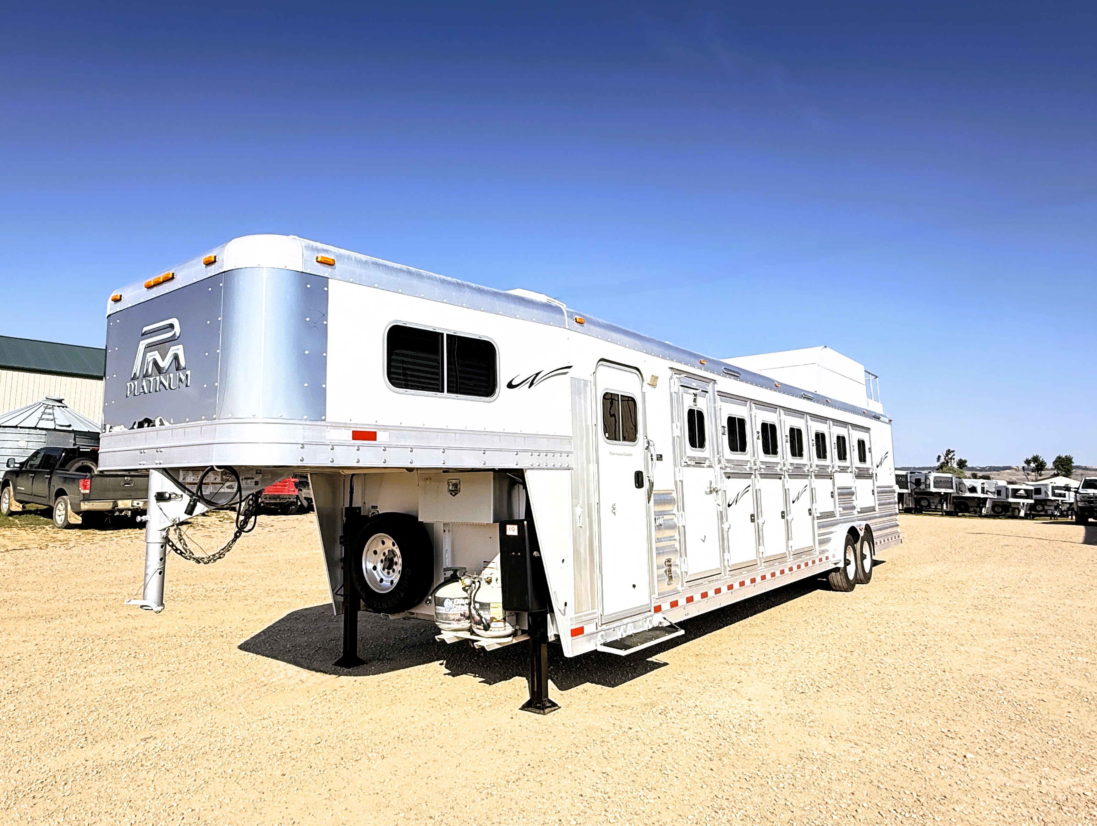 2017 Platinum 7HLQ Living Quarters
