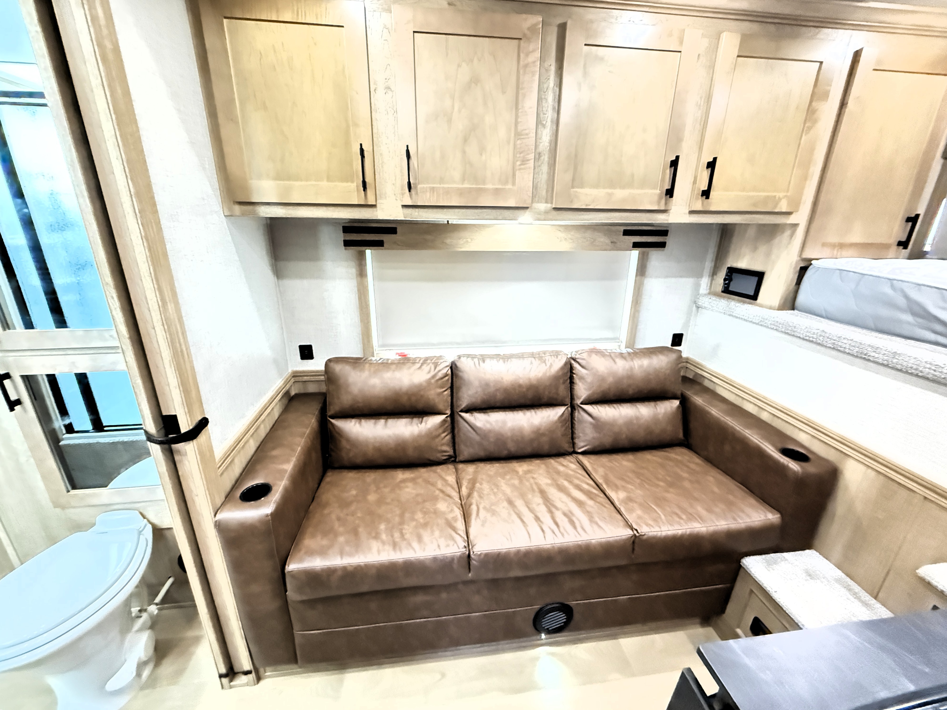 2024 Featherlite 4HLQ Living Quarters