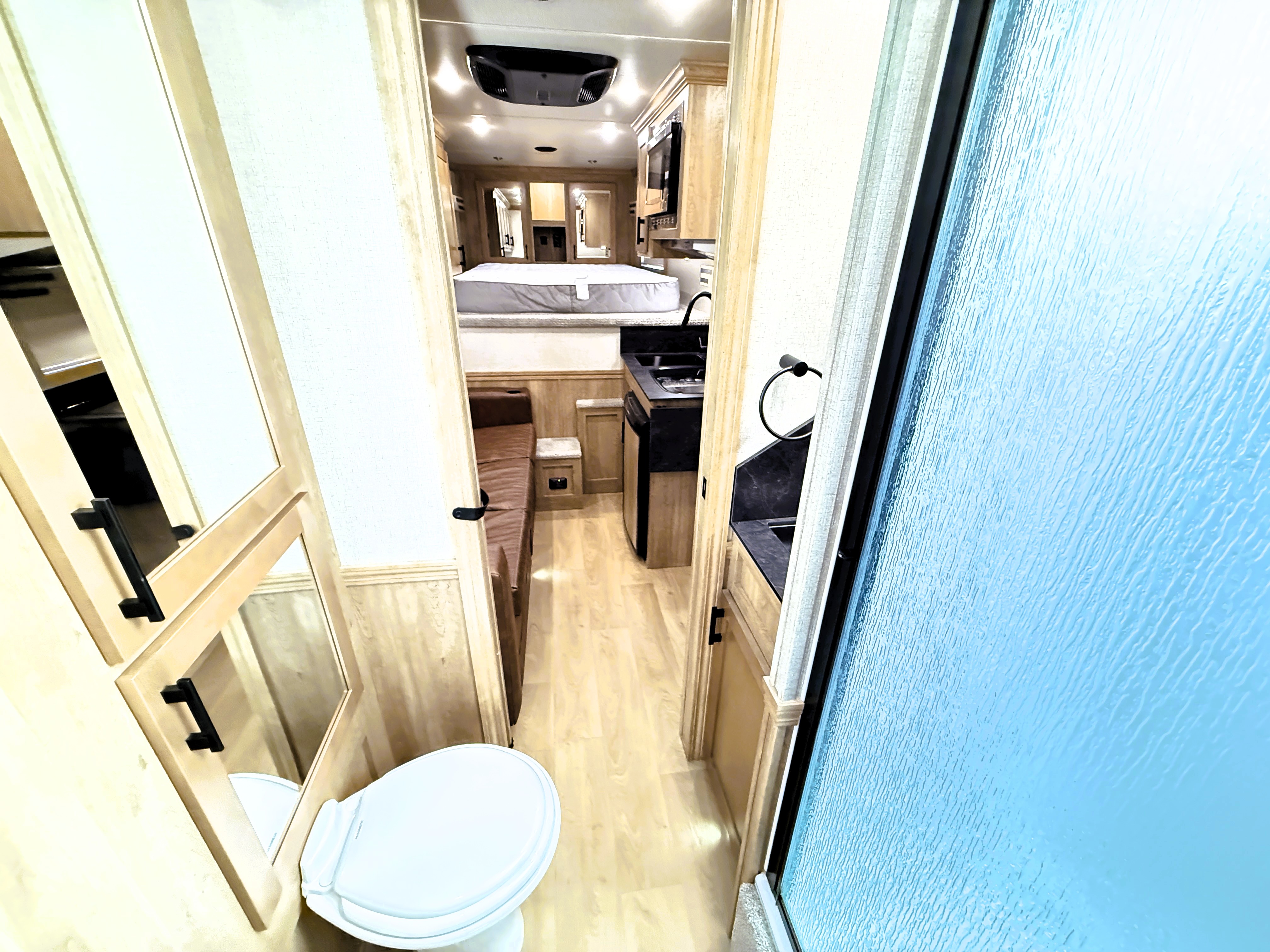 2024 Featherlite 4HLQ Living Quarters