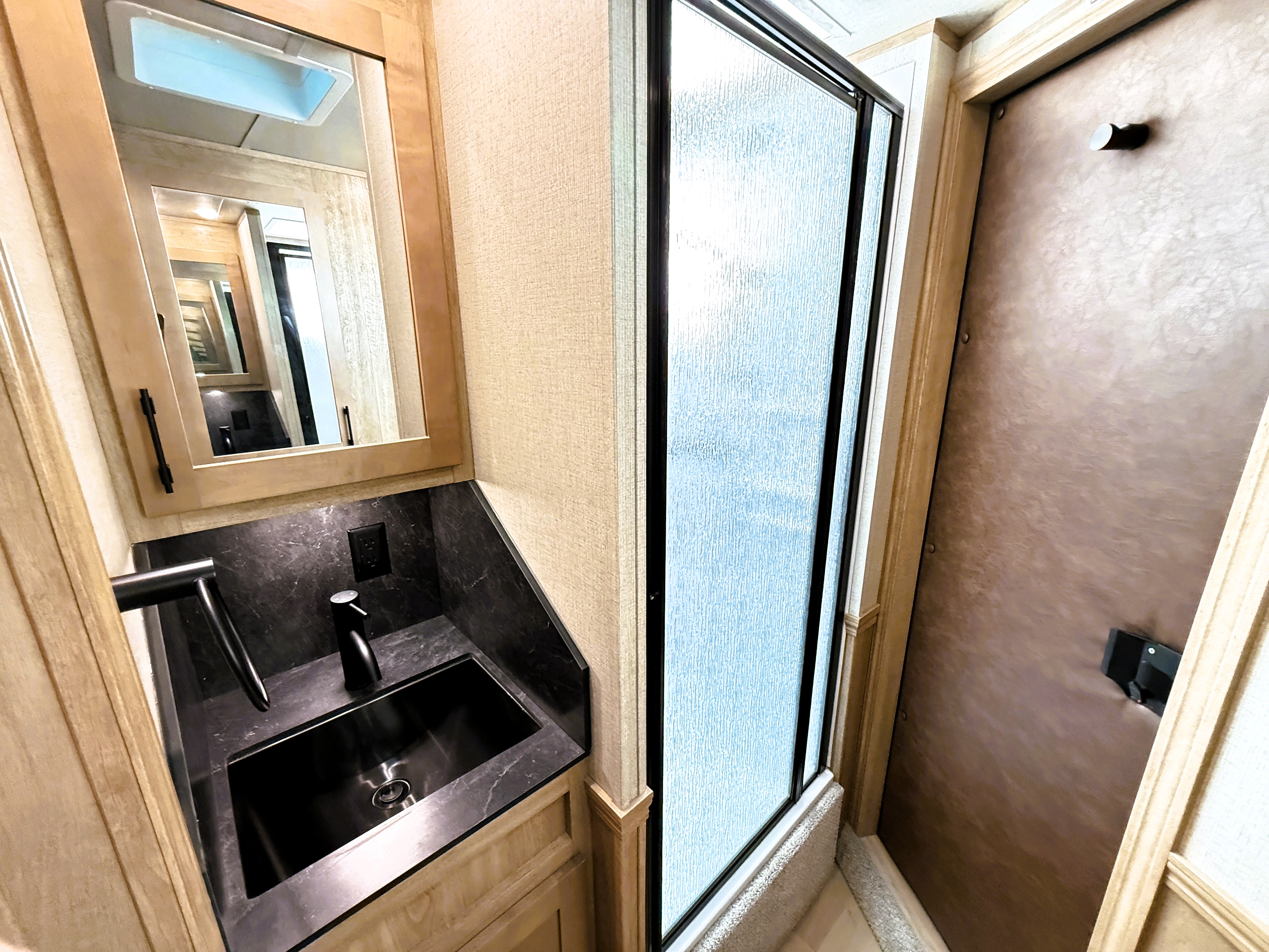 2024 Featherlite 4HLQ Living Quarters