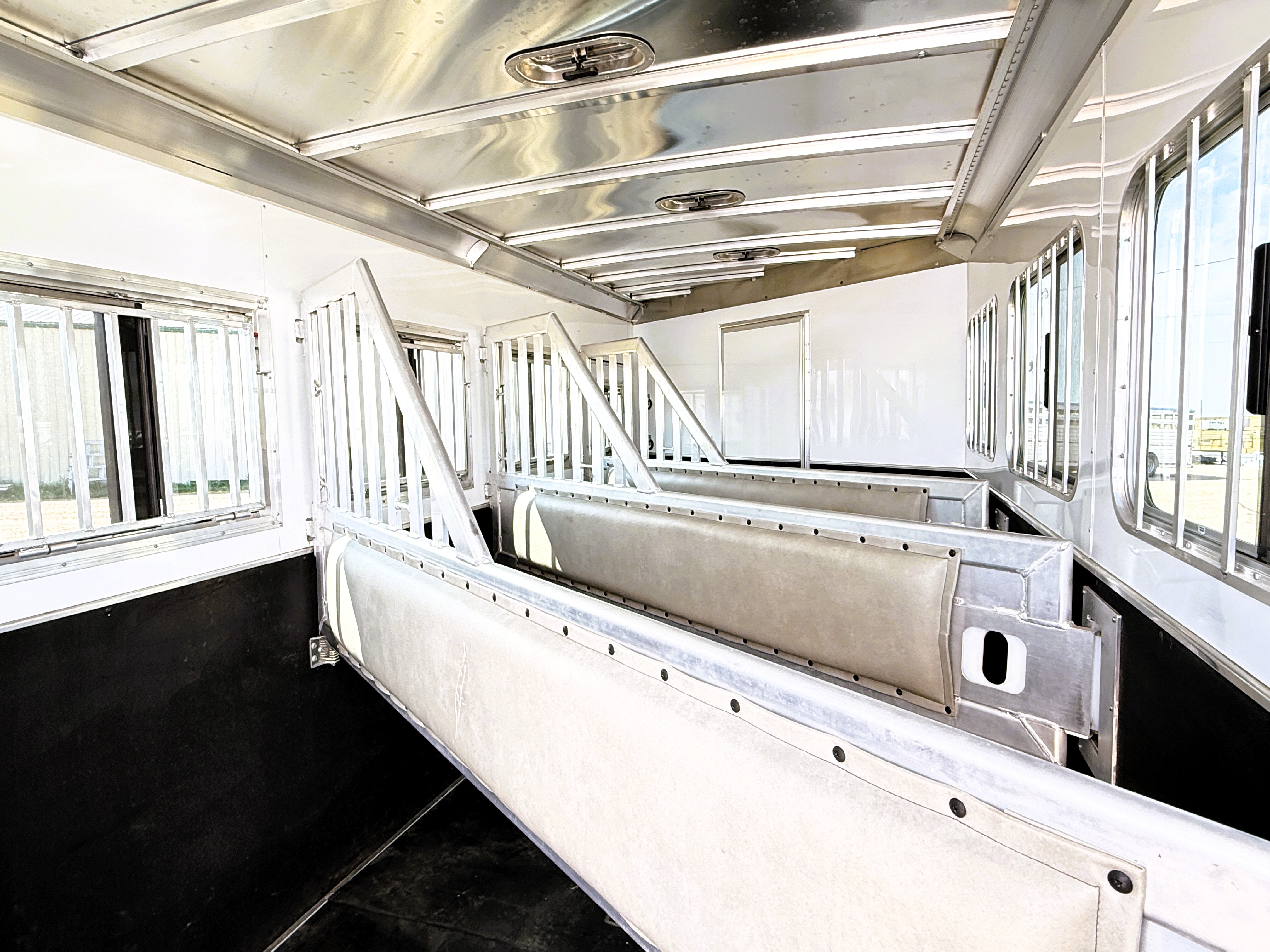 2024 Featherlite 4HLQ Living Quarters