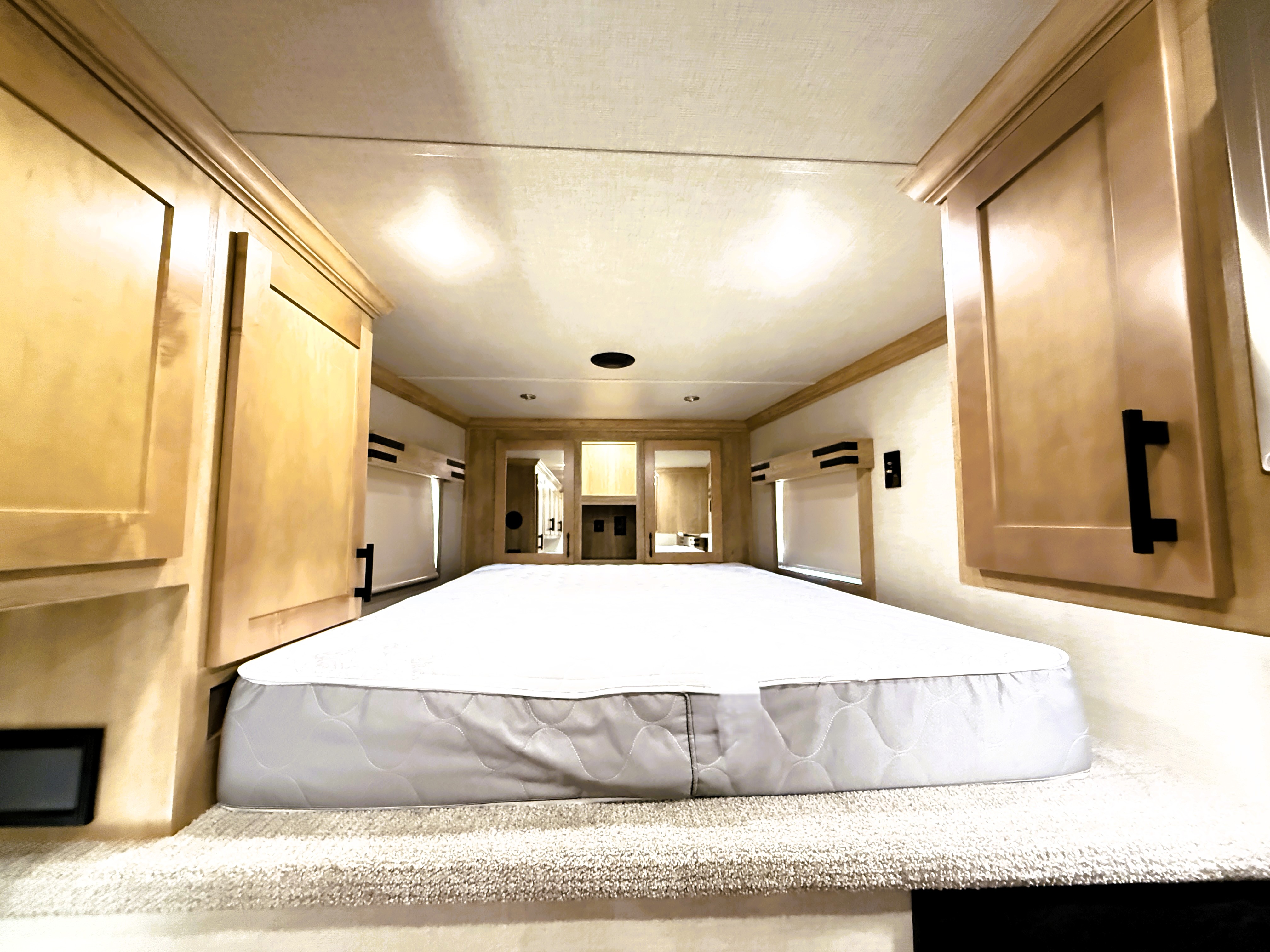 2024 Featherlite 4HLQ Living Quarters