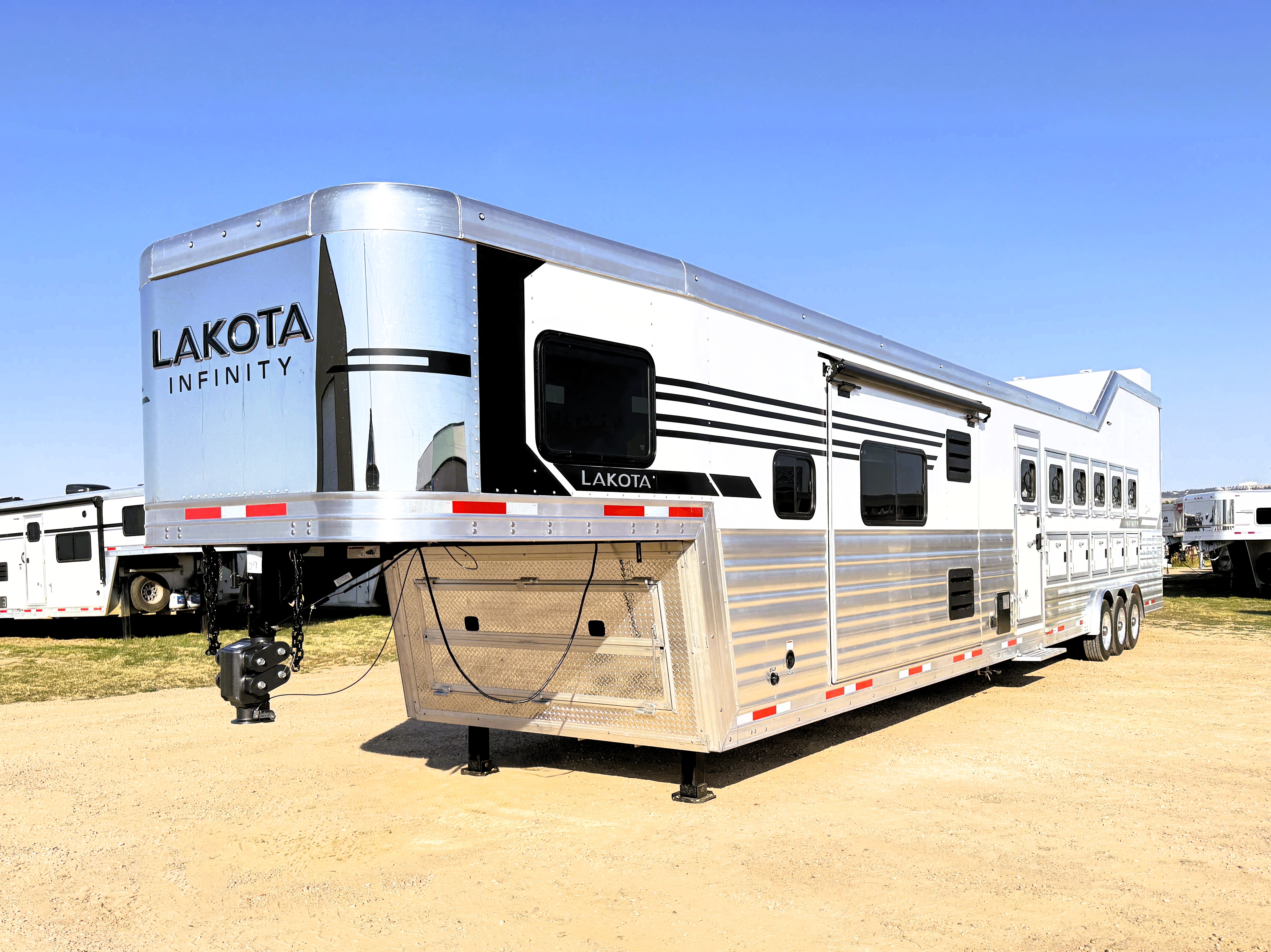 2027 Lakota IN8616SRT Living Quarters