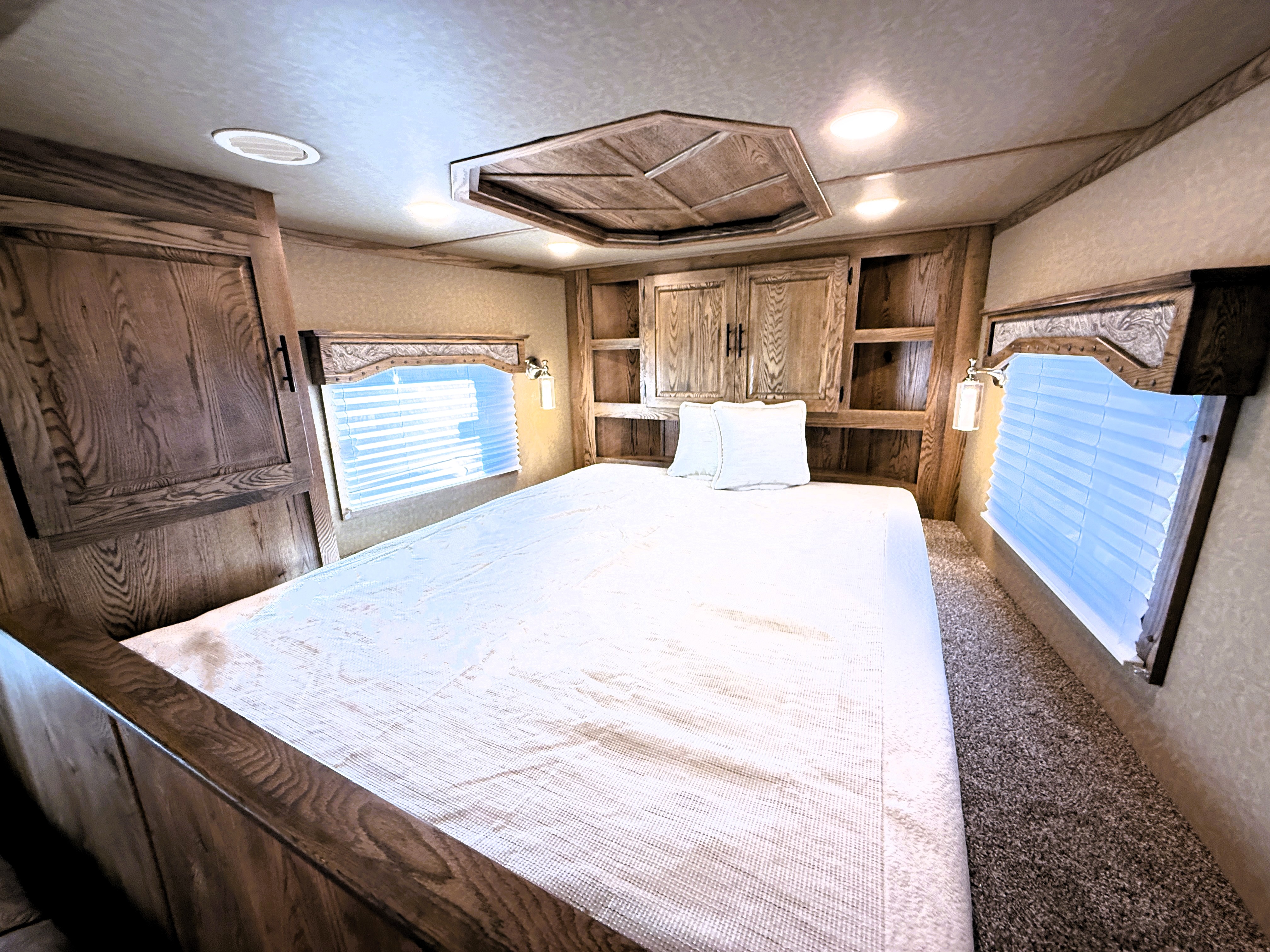 2027 Lakota IN8616SRT Living Quarters