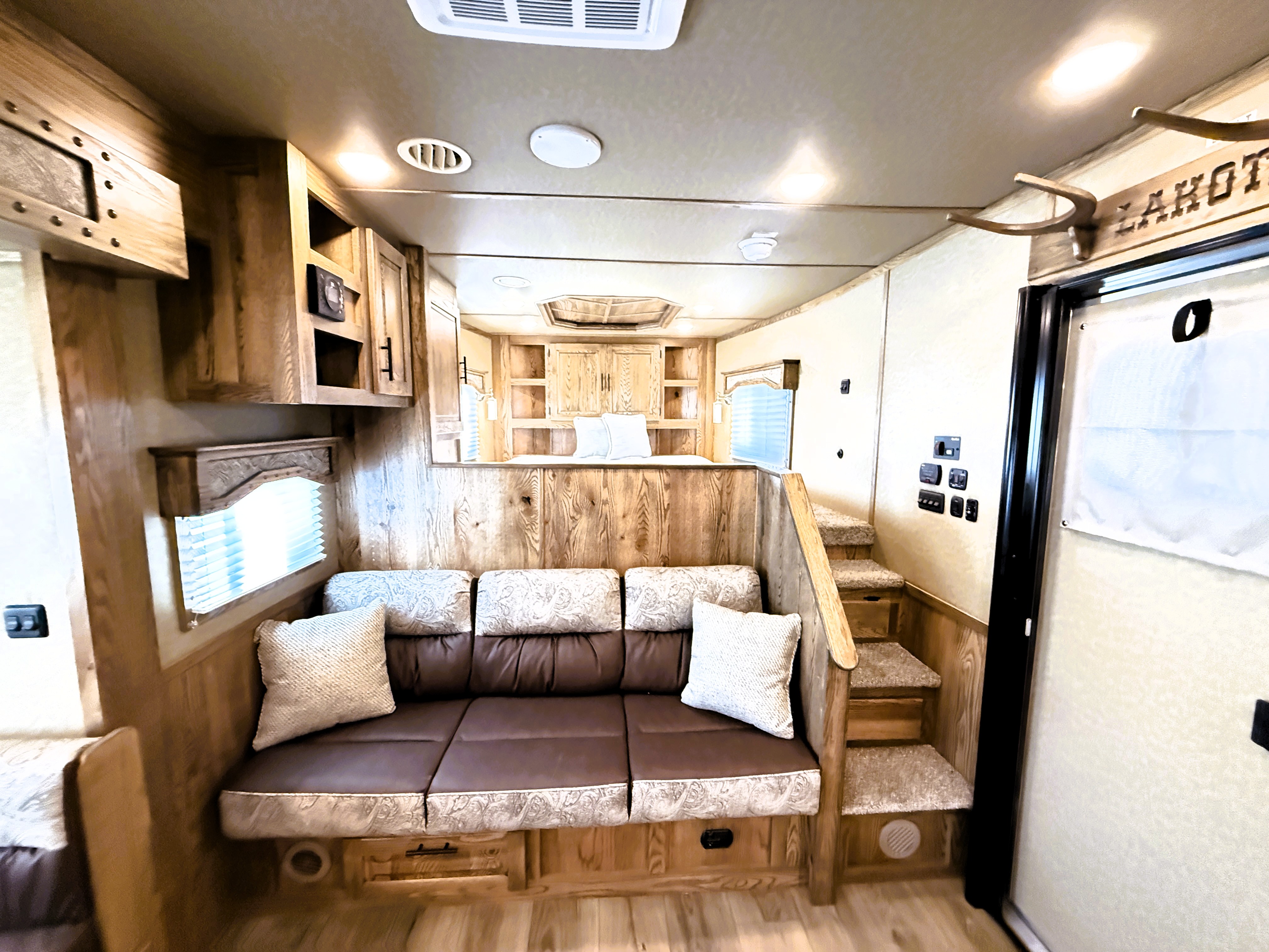2027 Lakota IN8616SRT Living Quarters