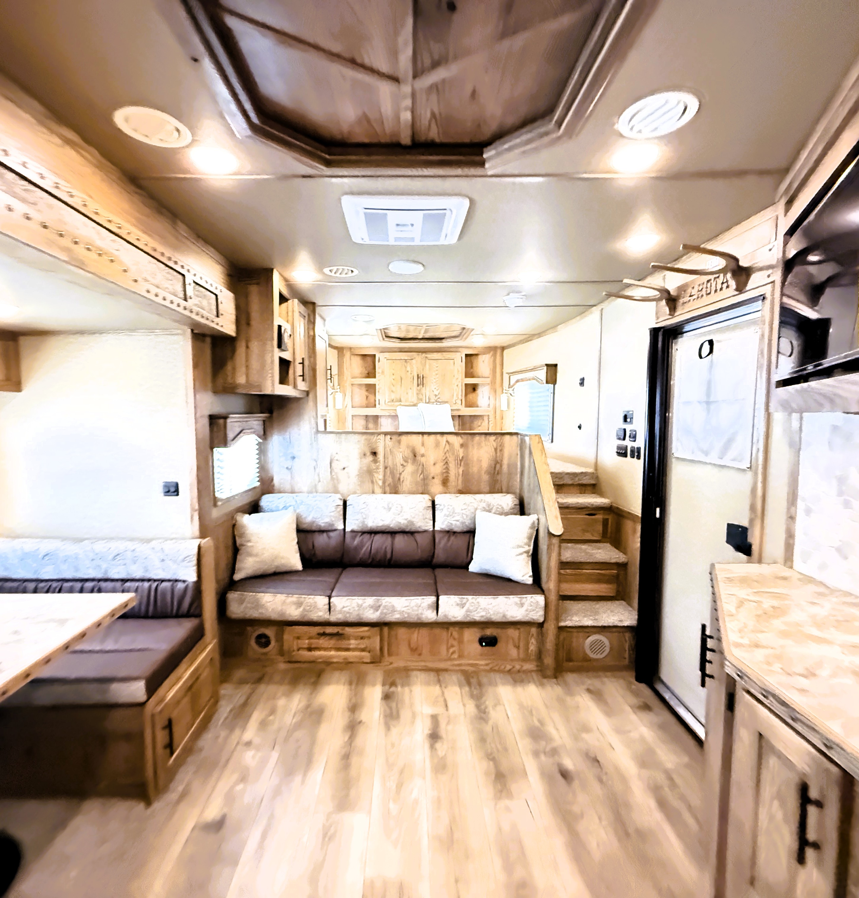 2027 Lakota IN8616SRT Living Quarters
