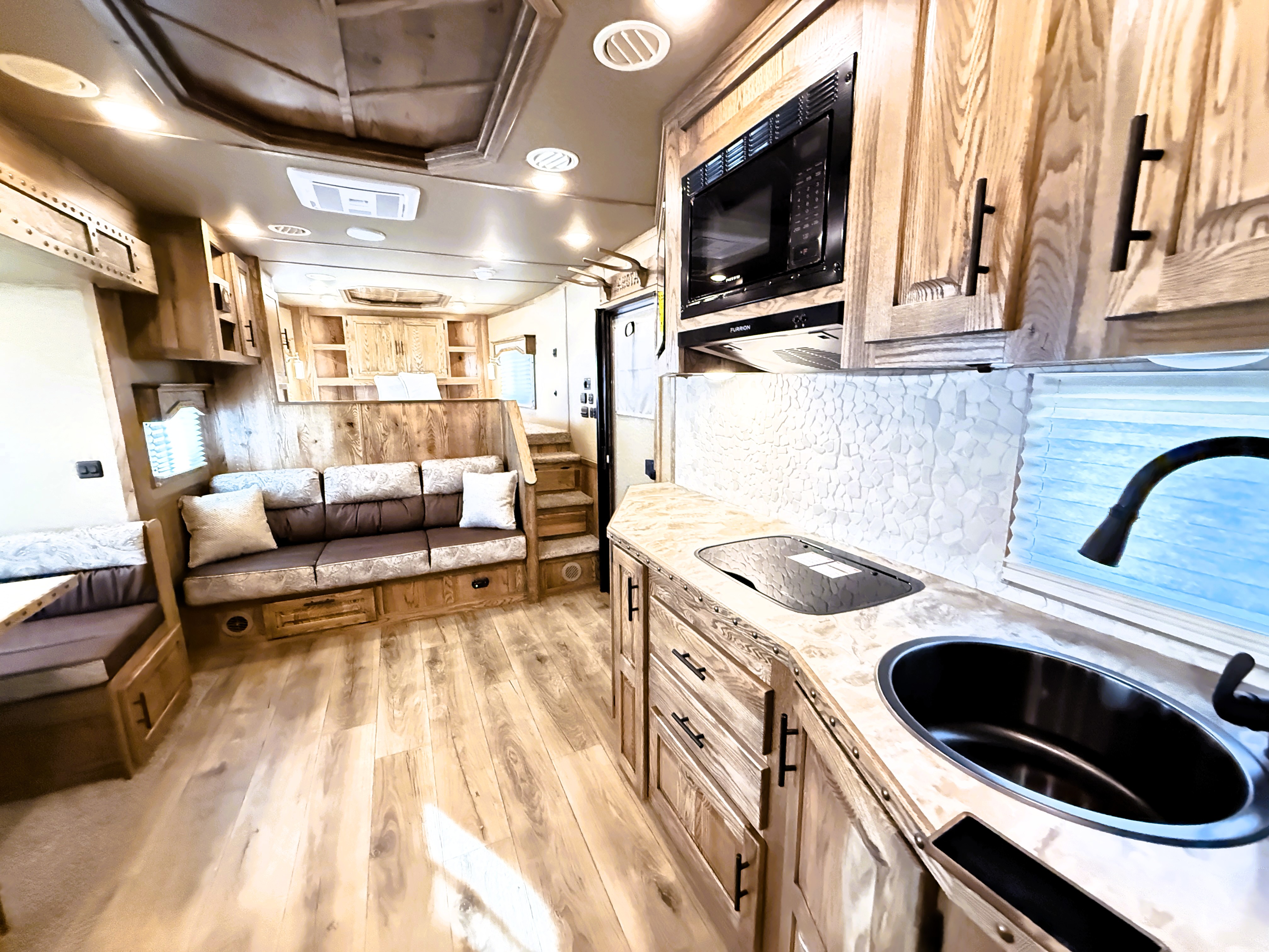 2027 Lakota IN8616SRT Living Quarters