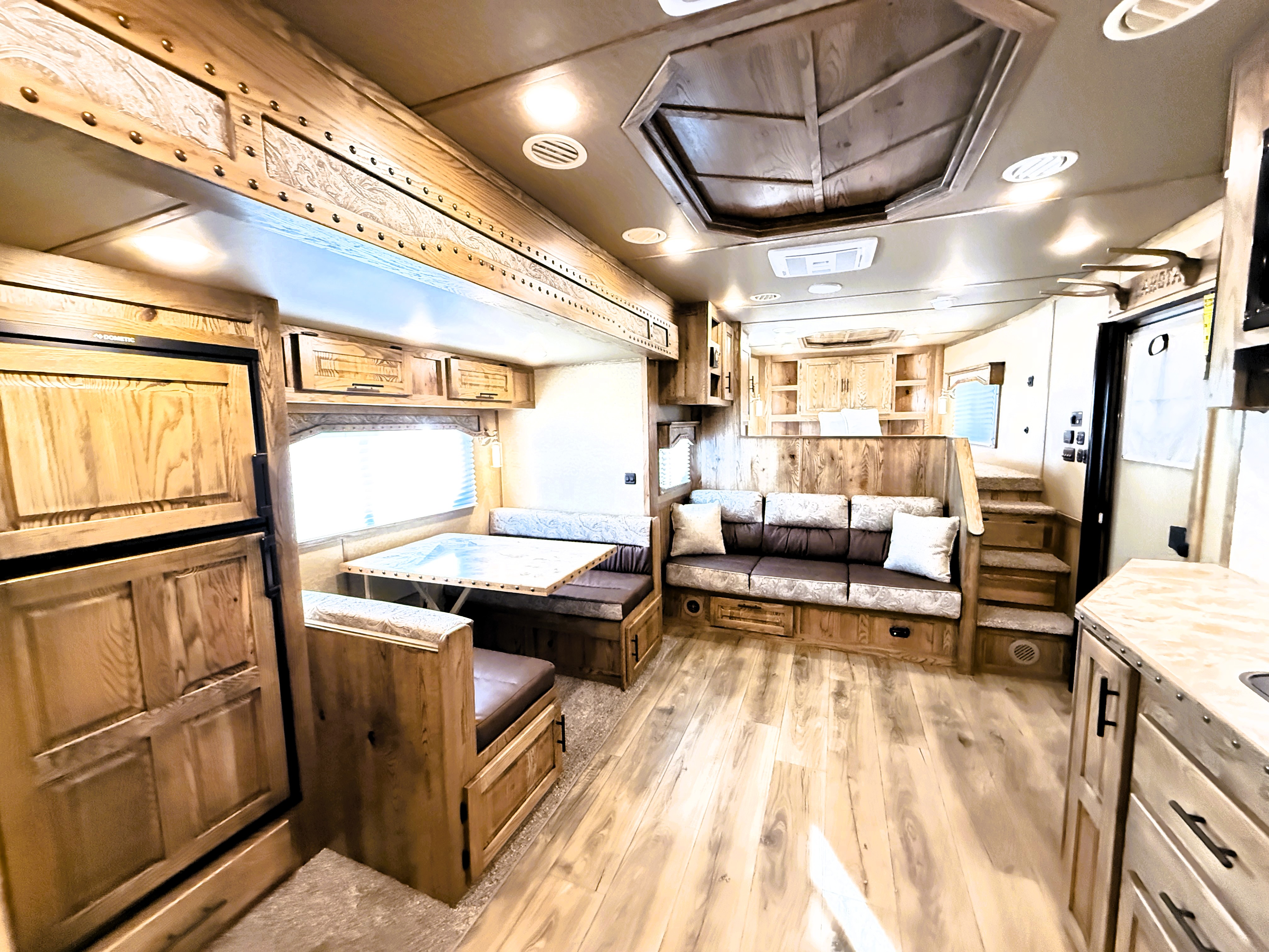 2027 Lakota IN8616SRT Living Quarters