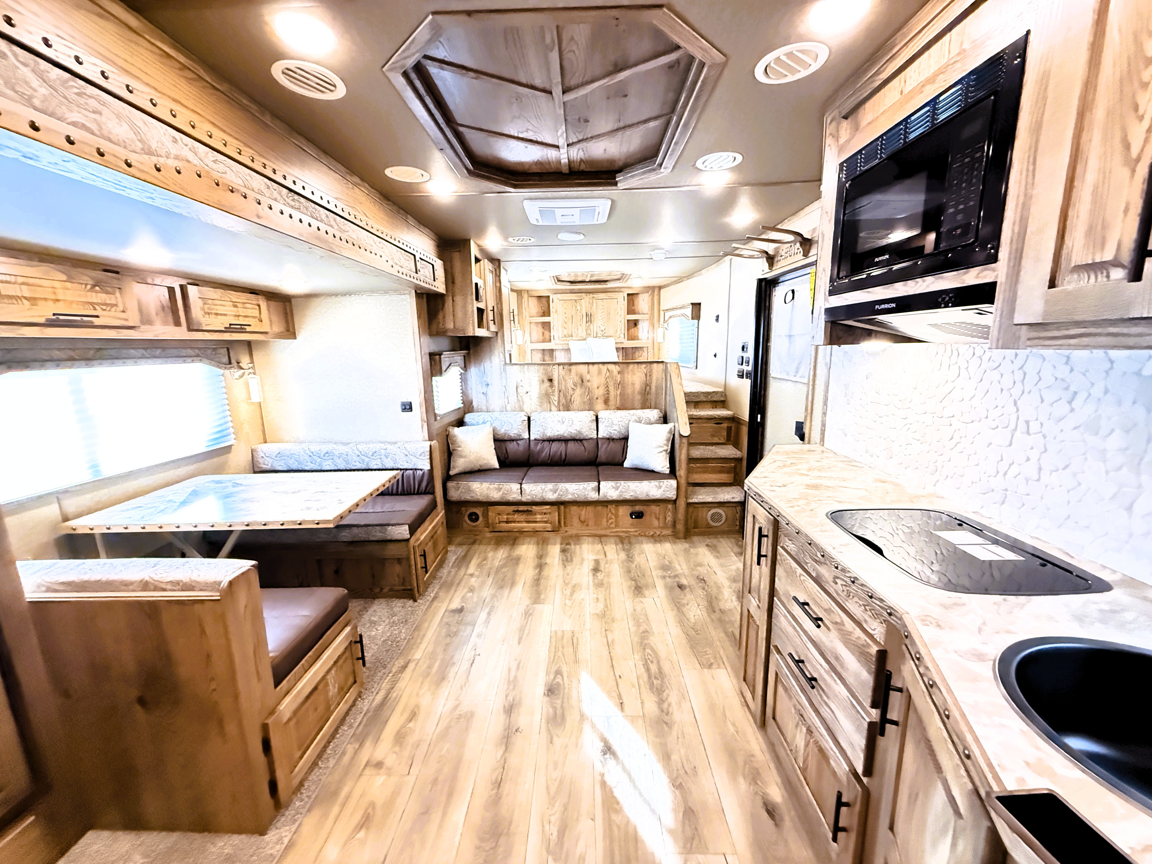 2027 Lakota IN8616SRT Living Quarters
