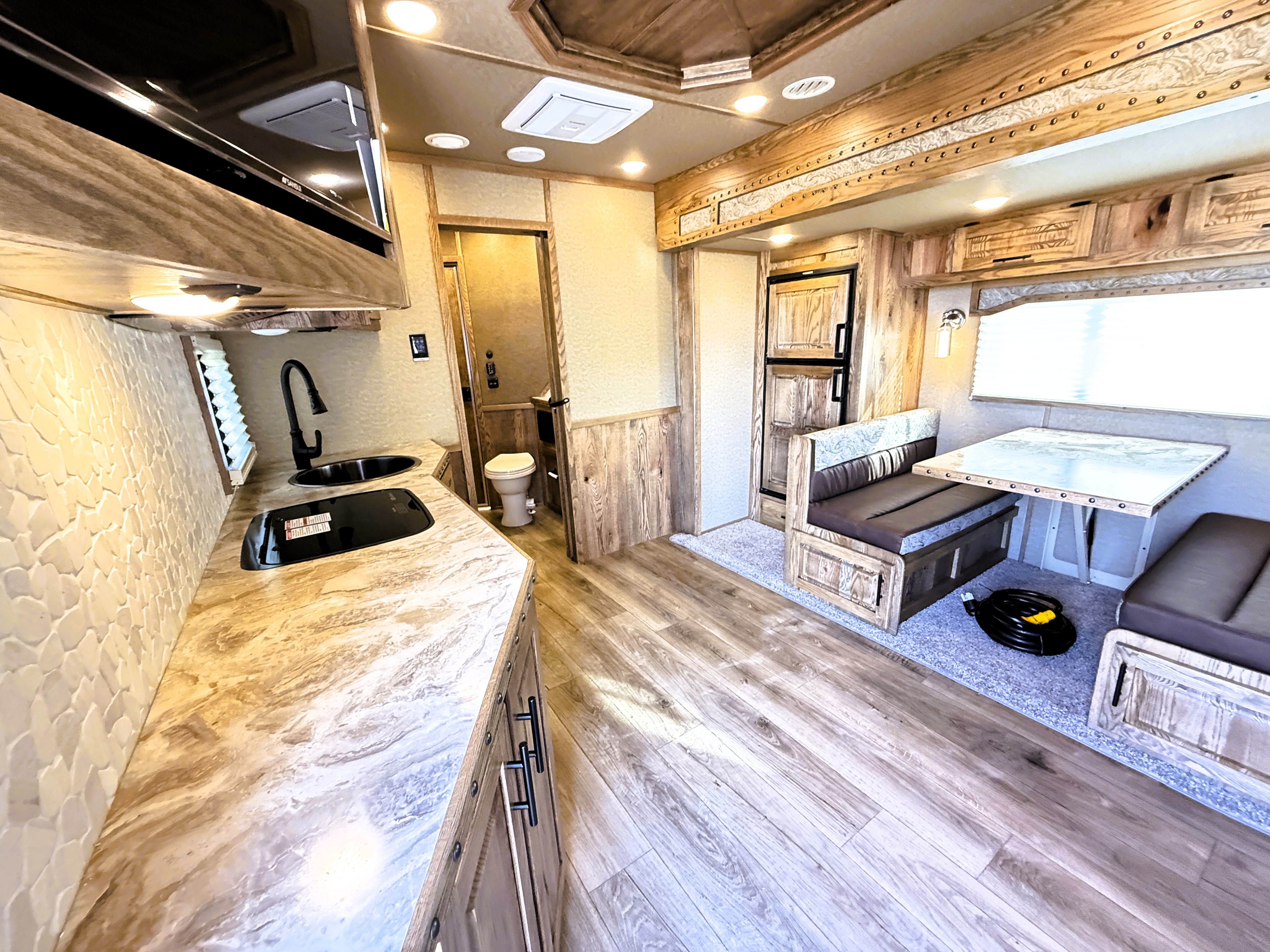 2027 Lakota IN8616SRT Living Quarters