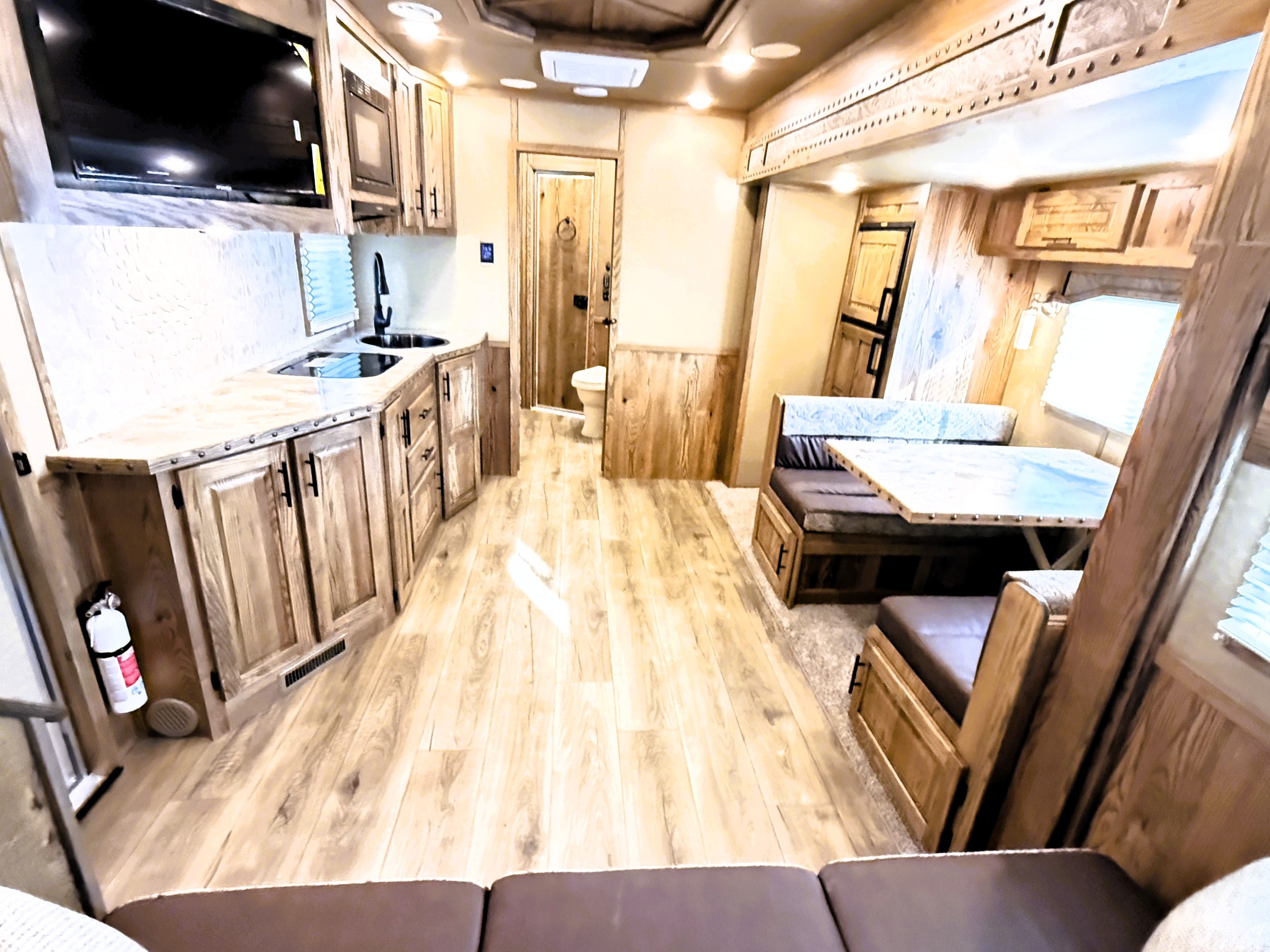 2027 Lakota IN8616SRT Living Quarters
