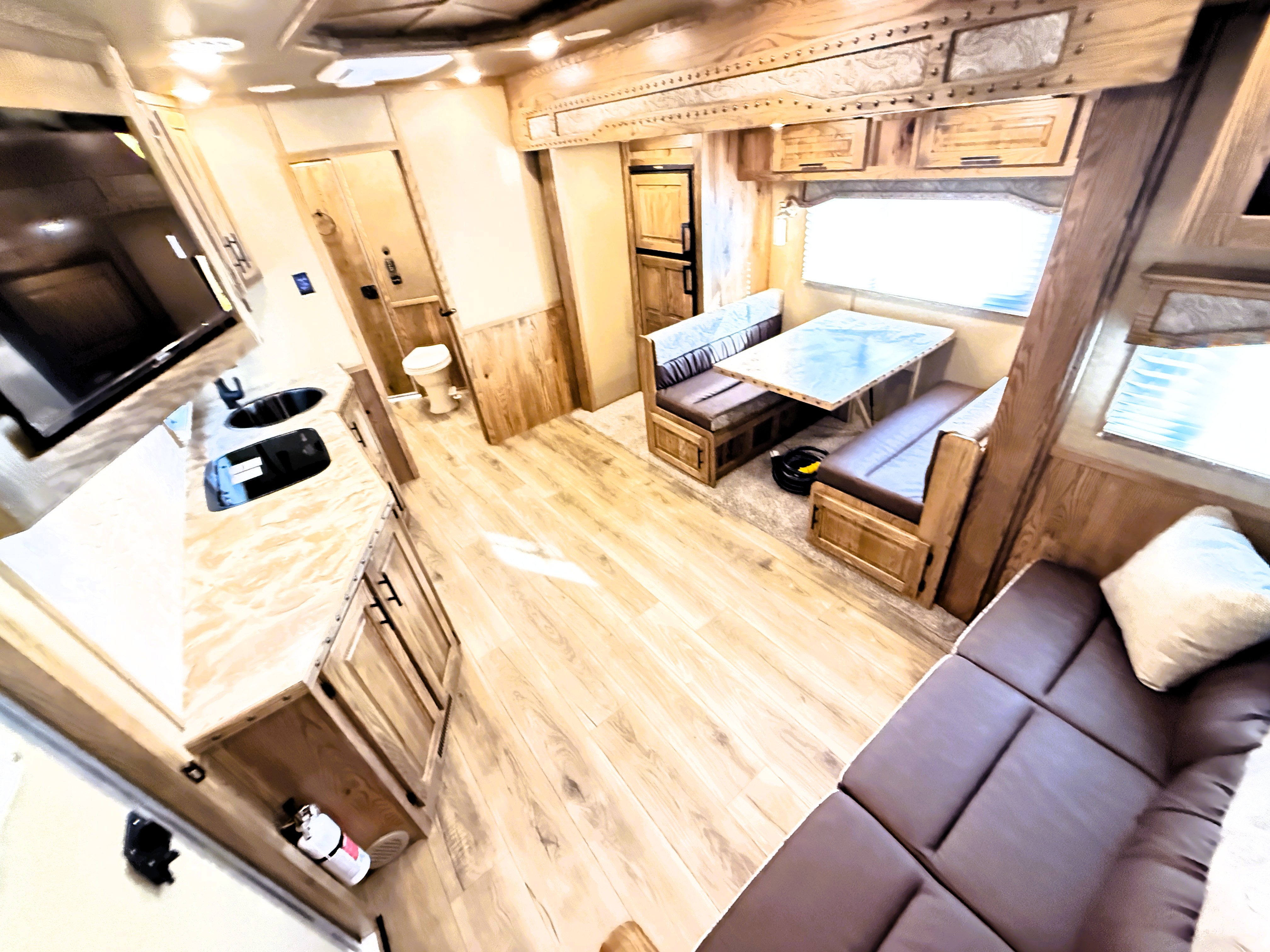 2027 Lakota IN8616SRT Living Quarters