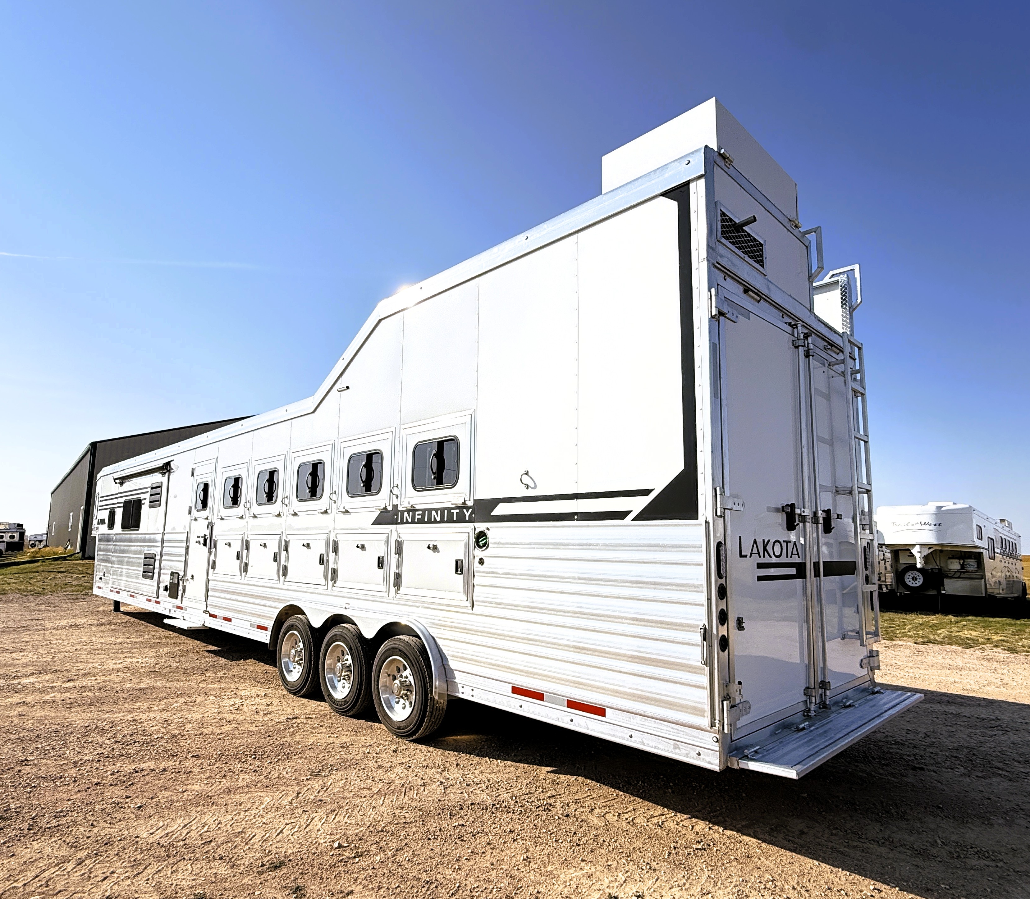2027 Lakota IN8616SRT Living Quarters