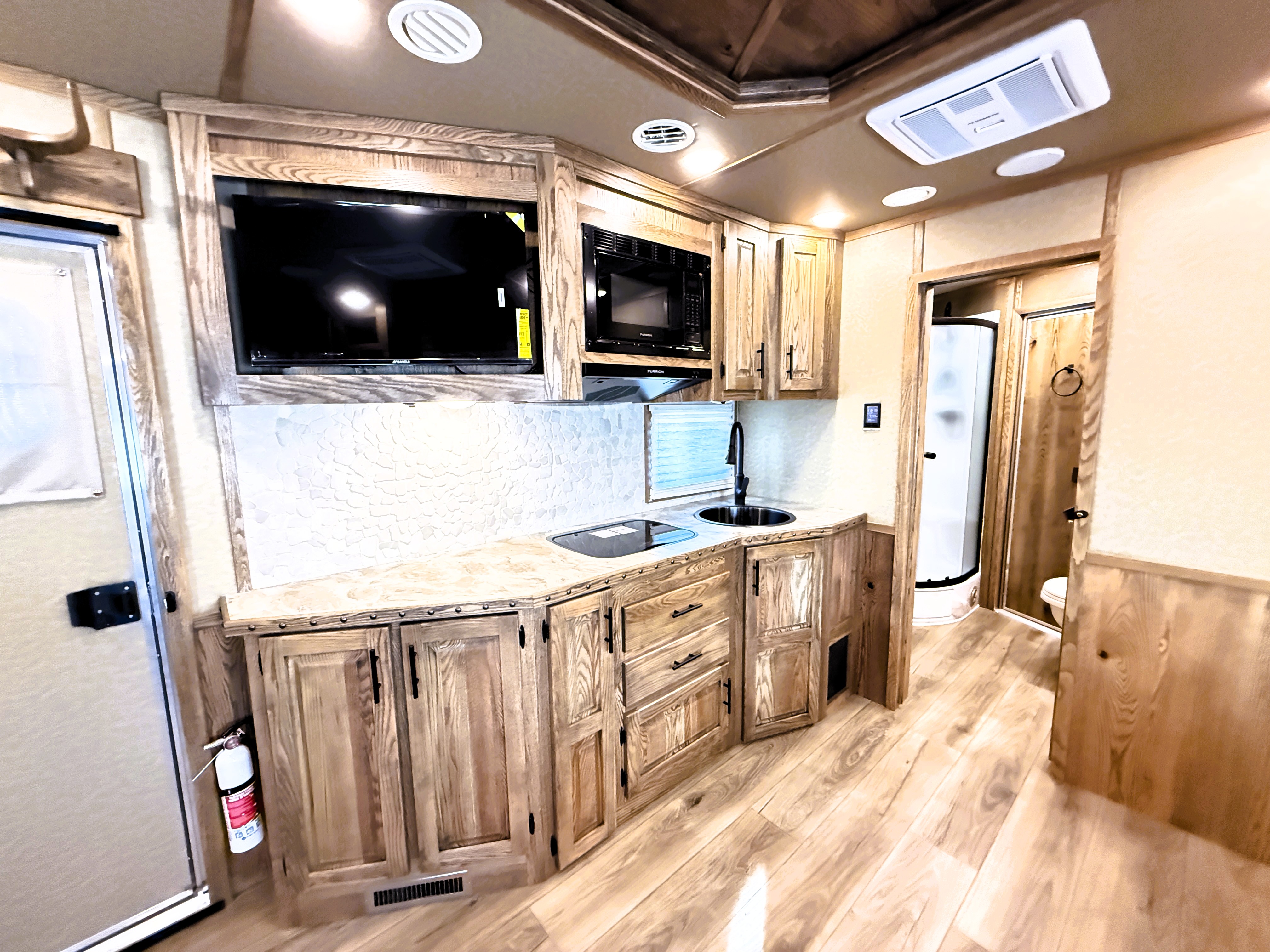 2027 Lakota IN8616SRT Living Quarters