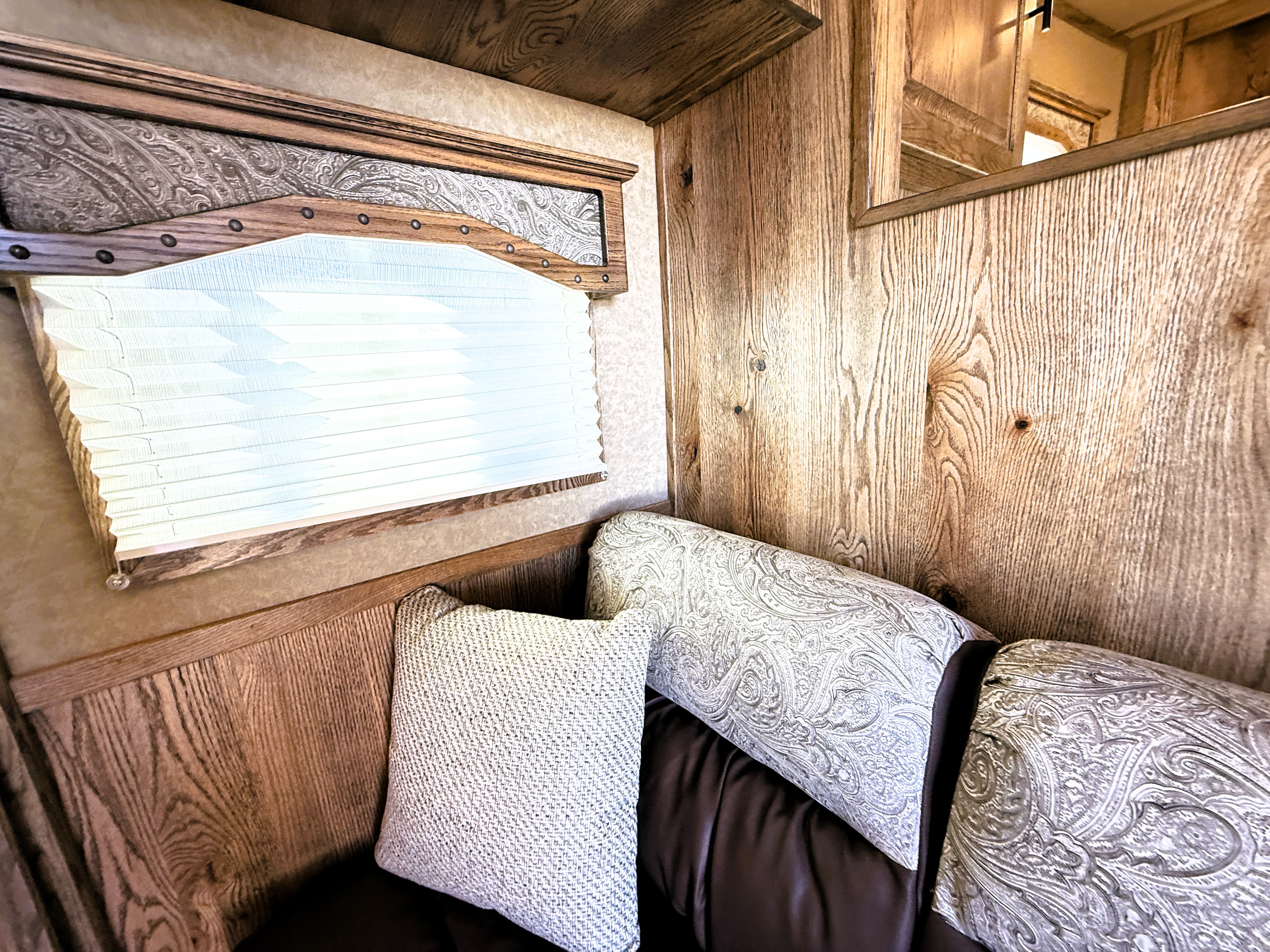 2027 Lakota IN8616SRT Living Quarters