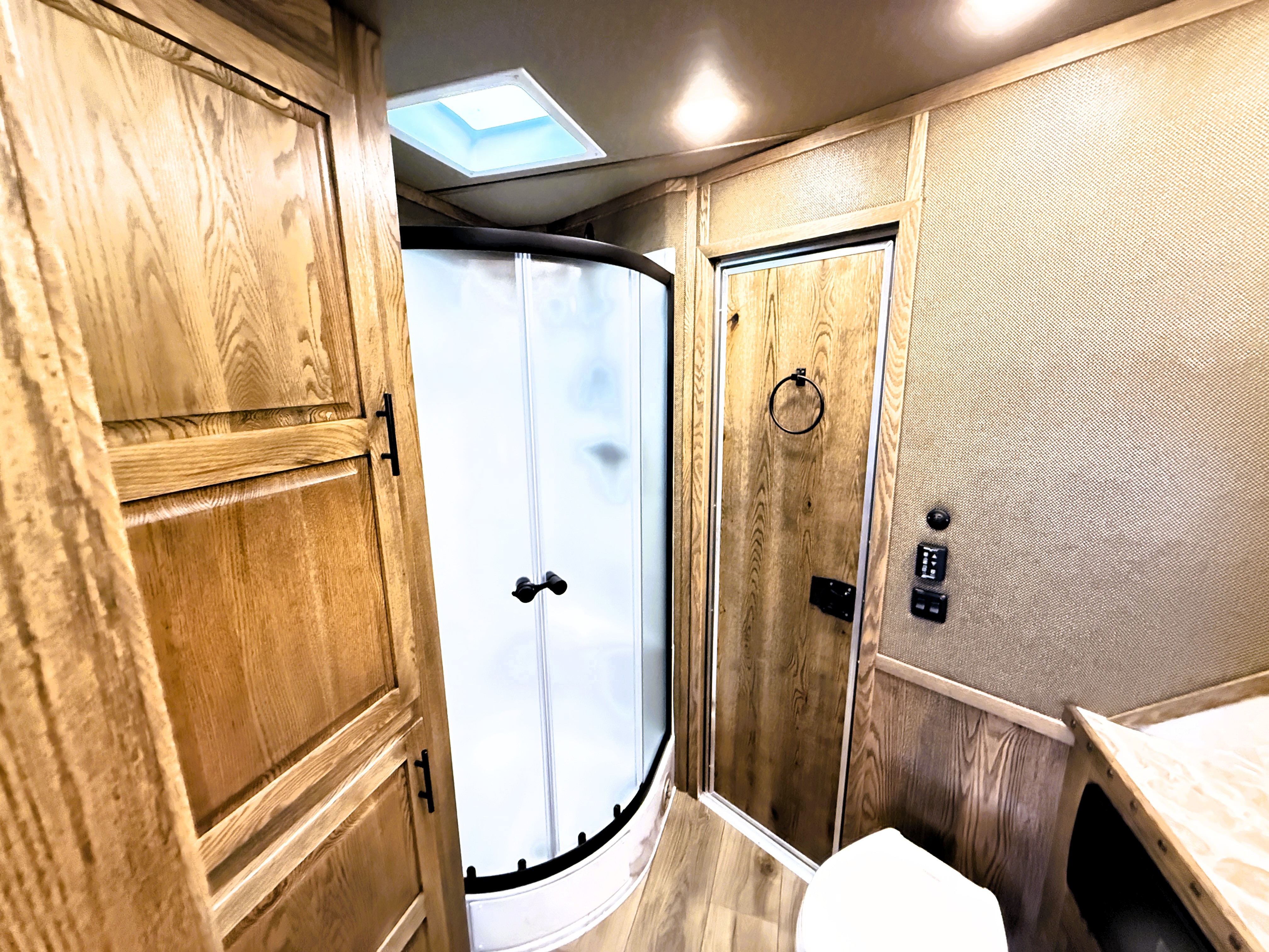 2027 Lakota IN8616SRT Living Quarters