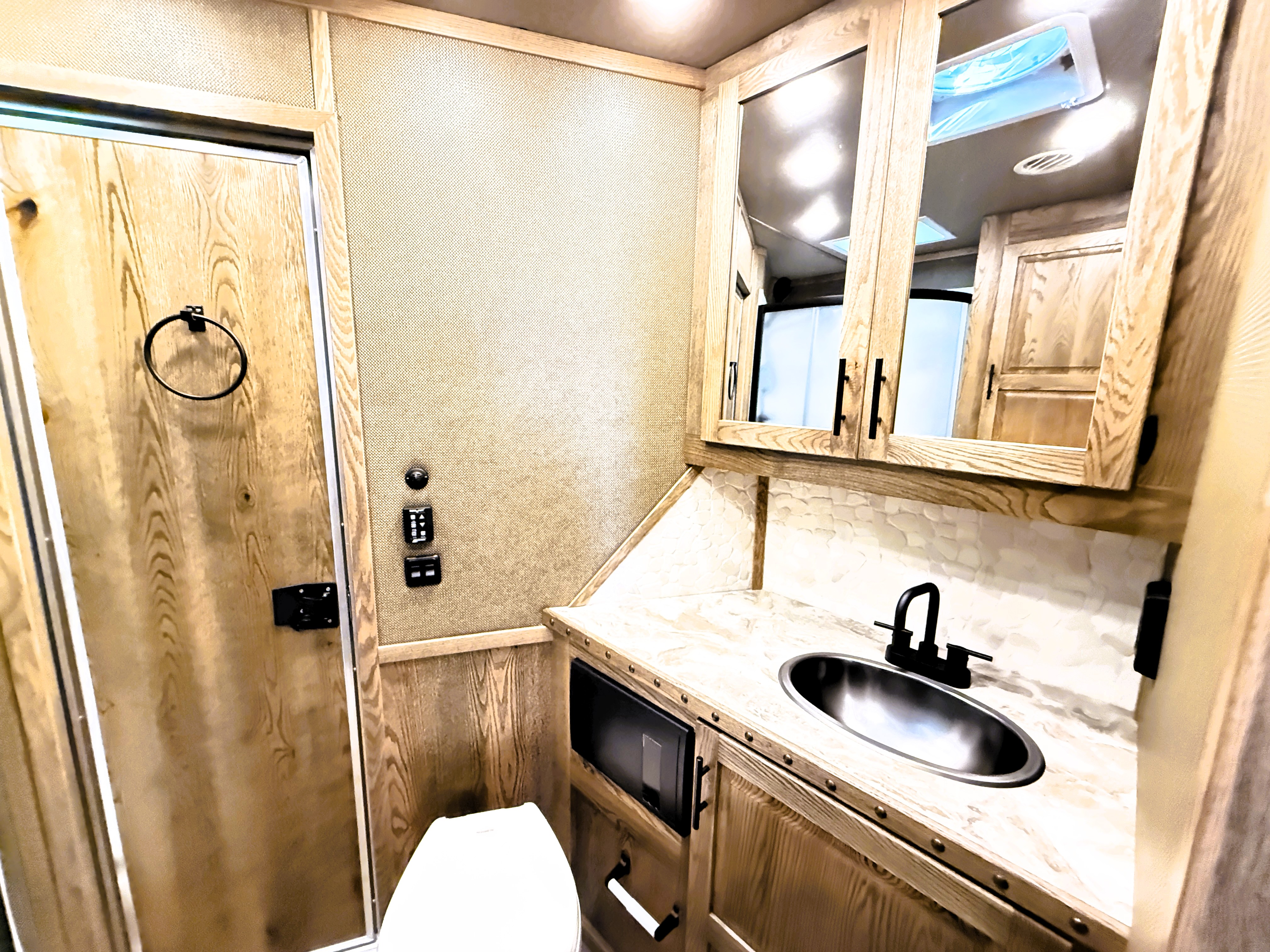 2027 Lakota IN8616SRT Living Quarters