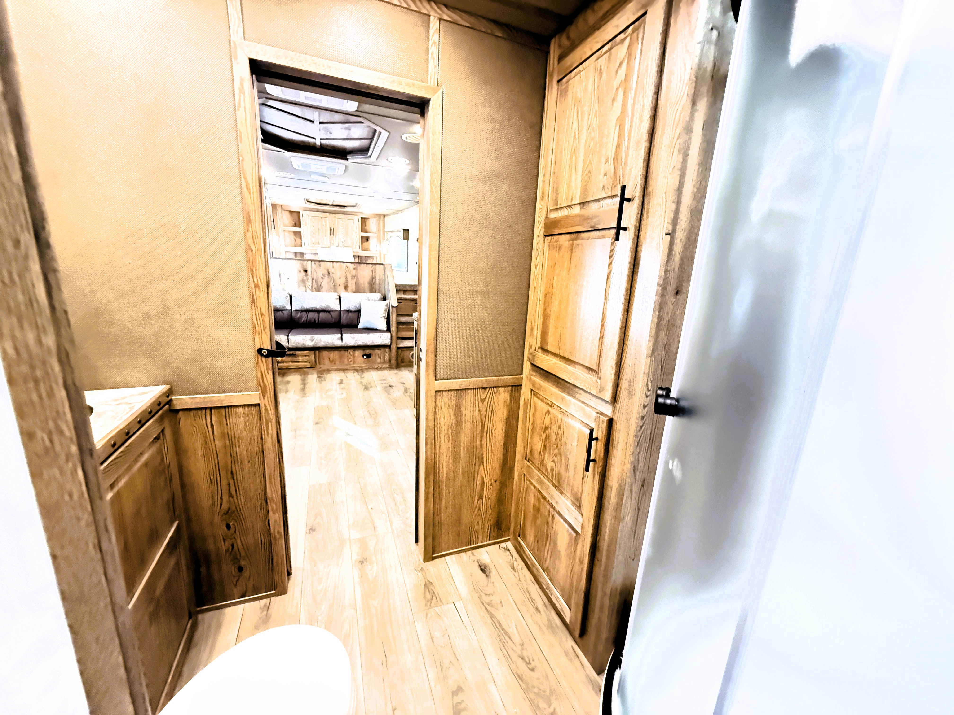 2027 Lakota IN8616SRT Living Quarters