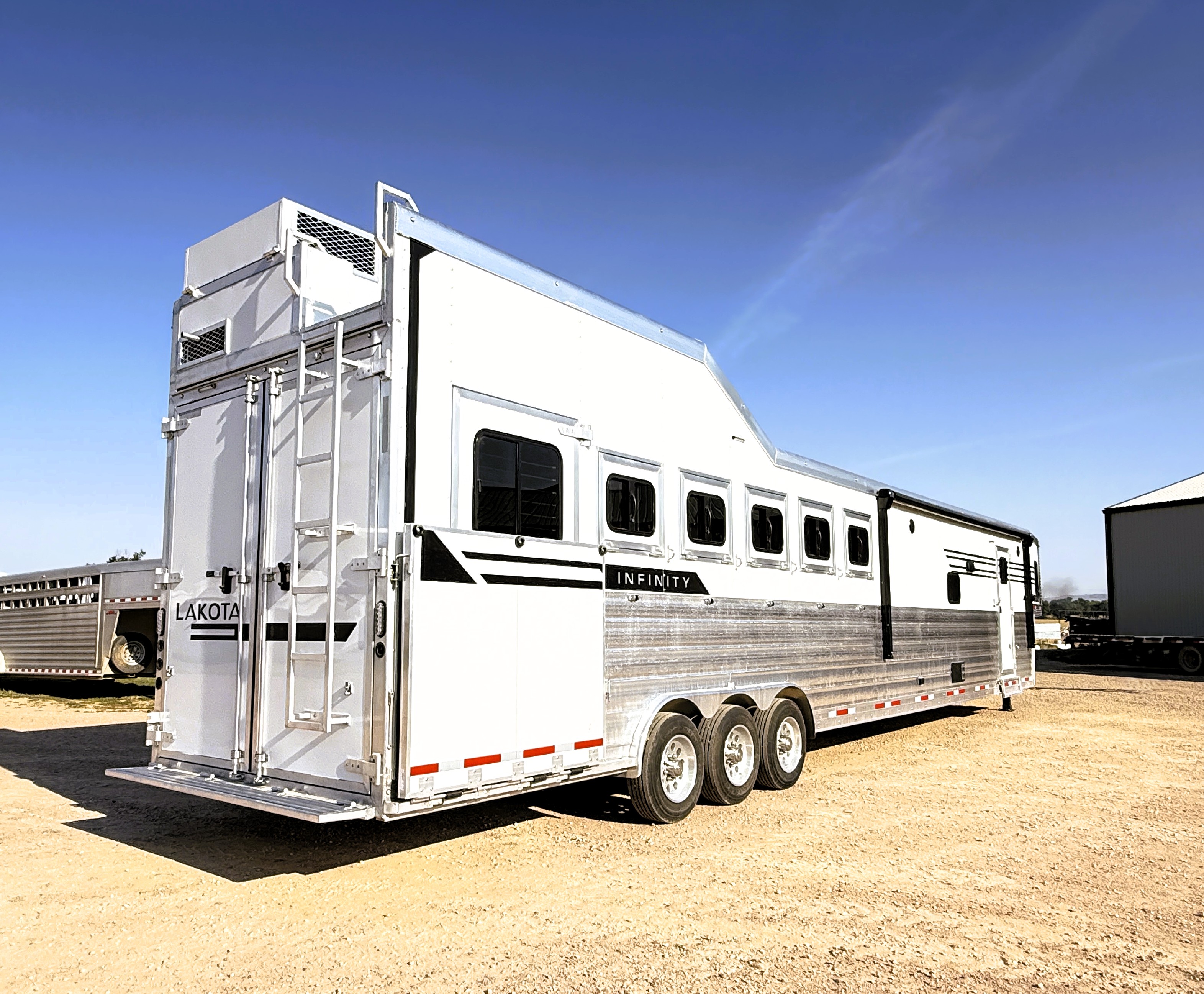 2027 Lakota IN8616SRT Living Quarters