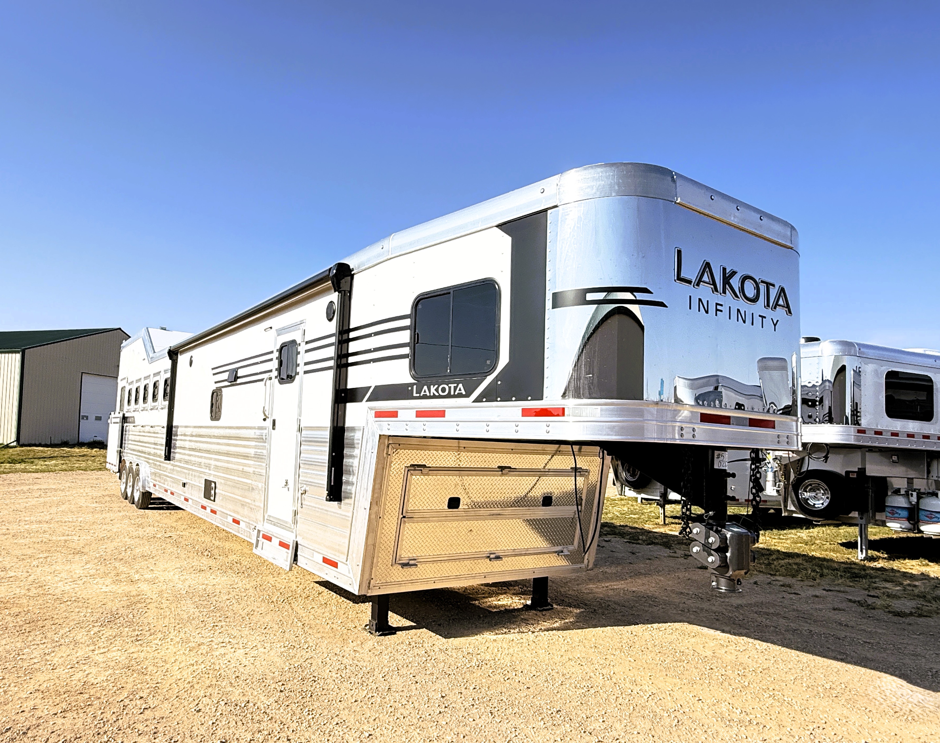 2027 Lakota IN8616SRT Living Quarters