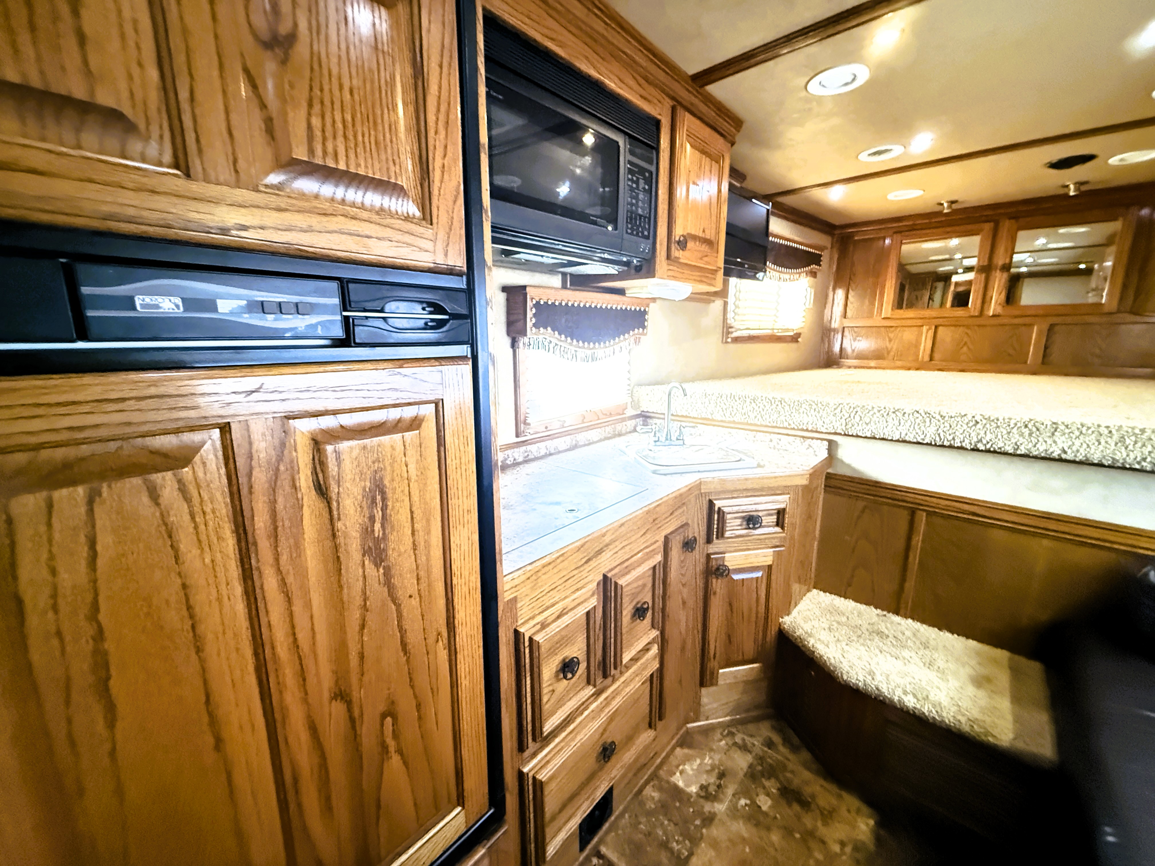 2008 Platinum 5HLQ Living Quarters