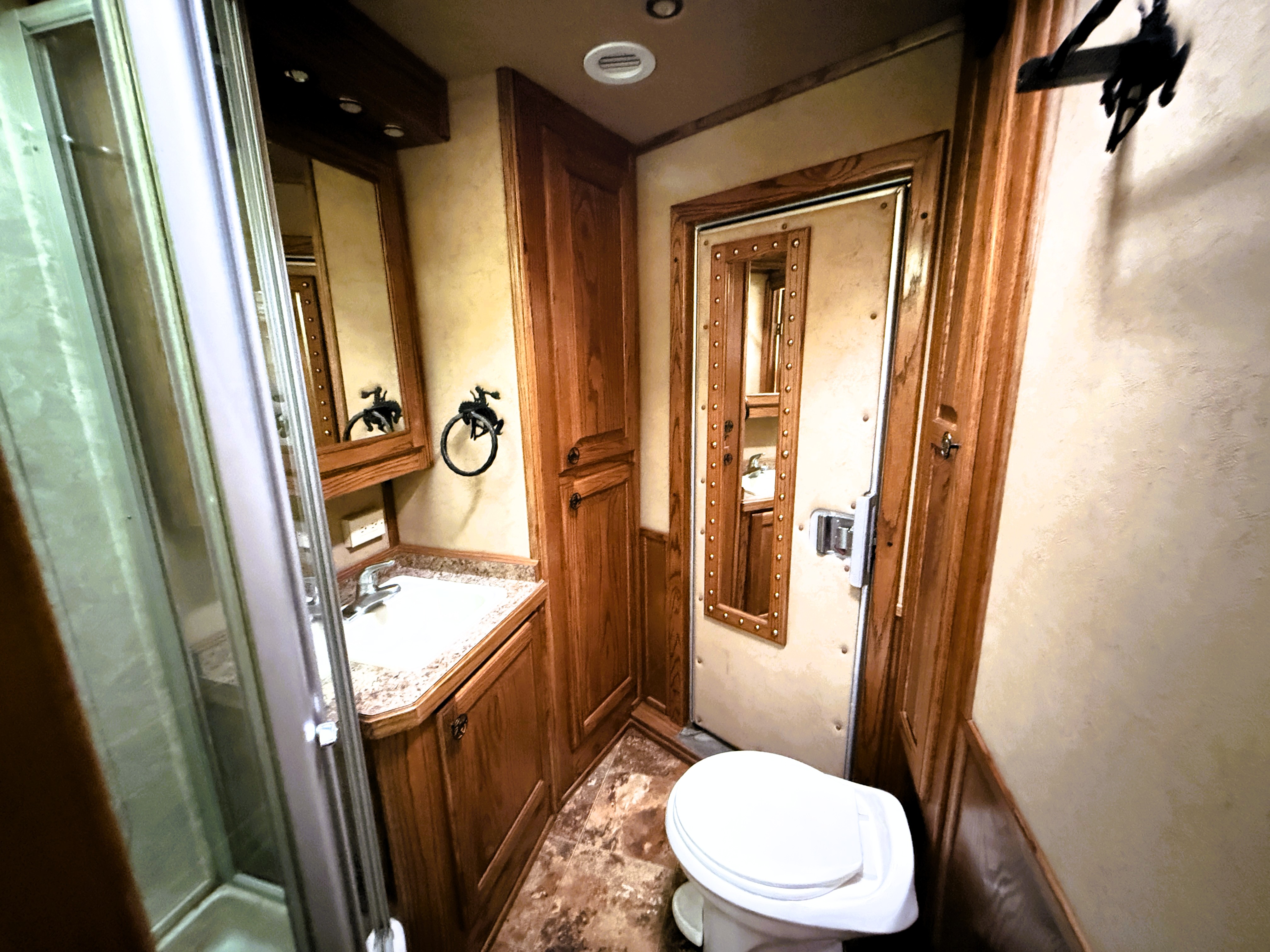 2008 Platinum 5HLQ Living Quarters