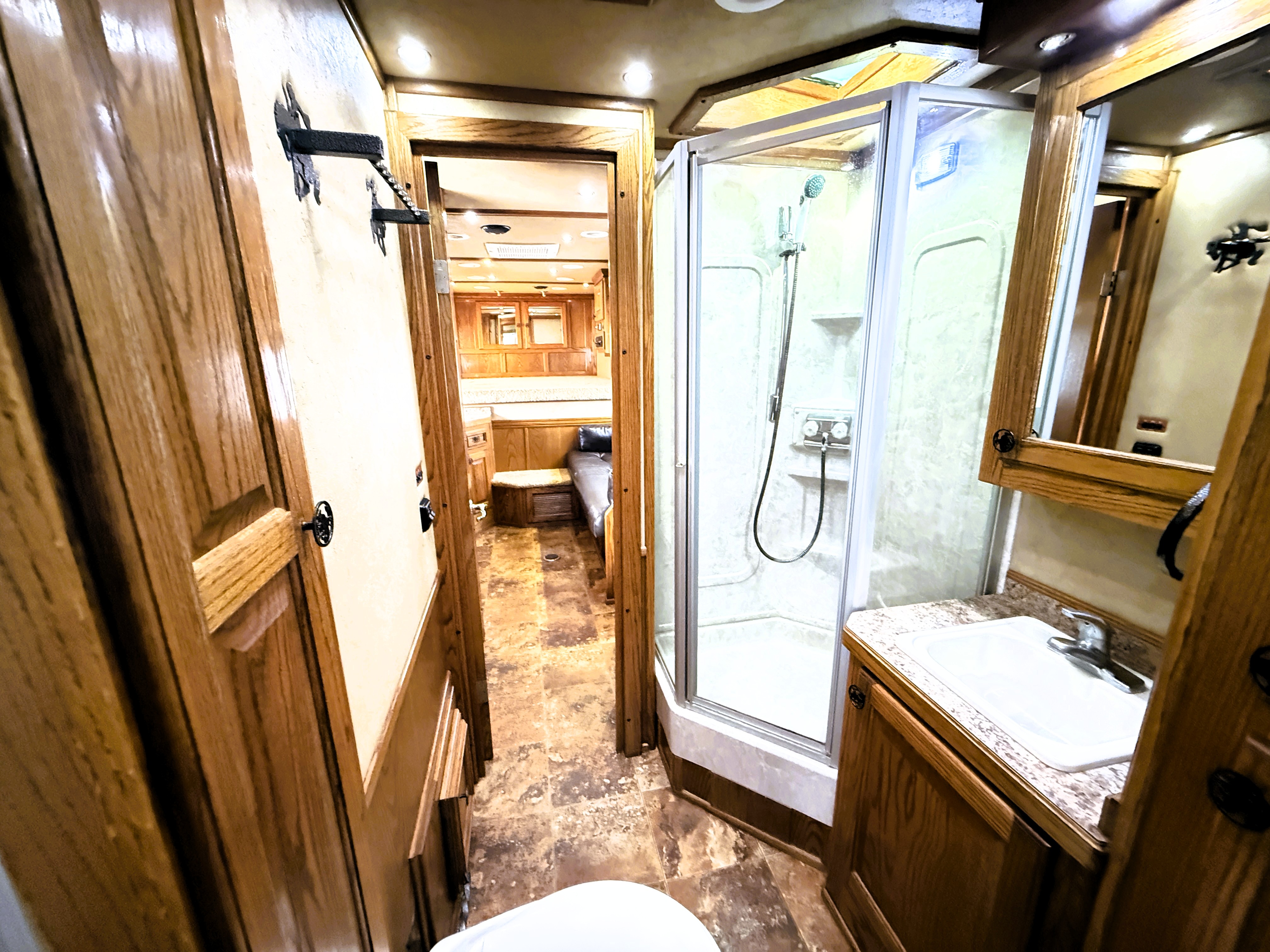 2008 Platinum 5HLQ Living Quarters