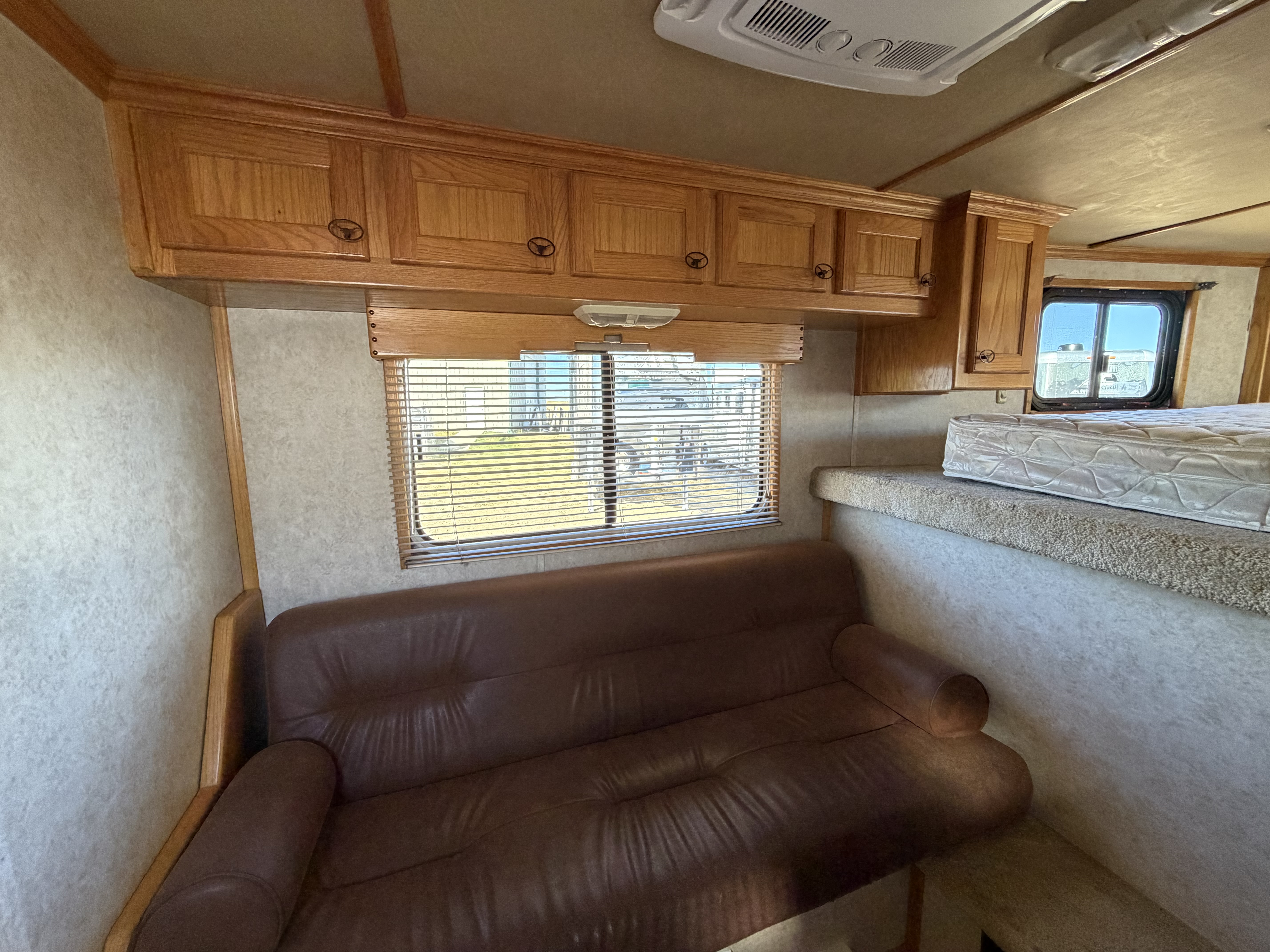 2003 Hart 4HLQ Living Quarters