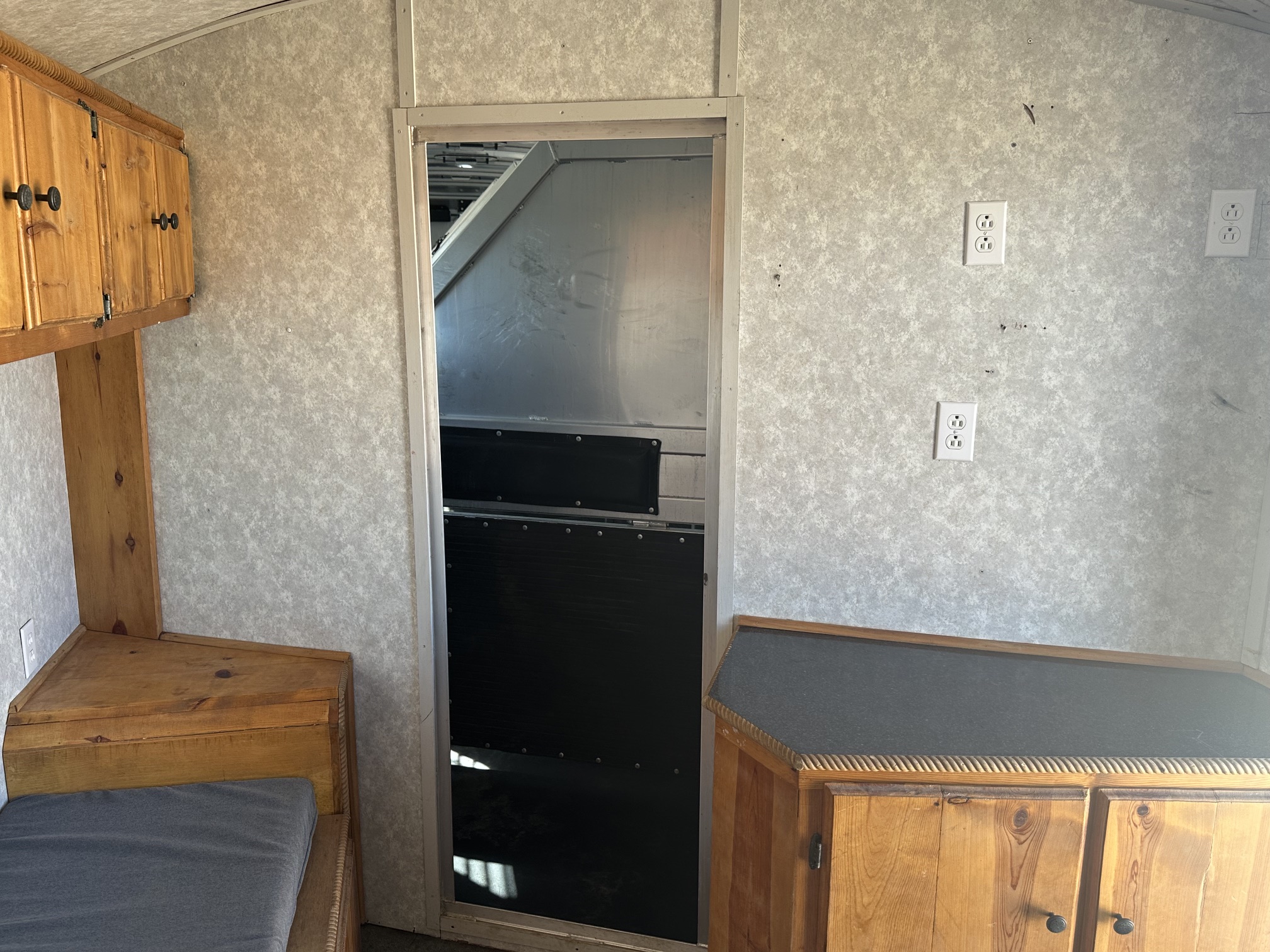 2005 Platinum 6H Horse Trailer