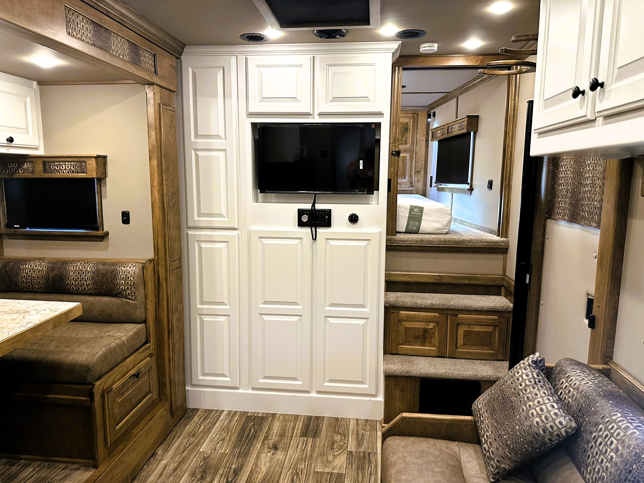 2026 Elite 5HLQRL Living Quarters
