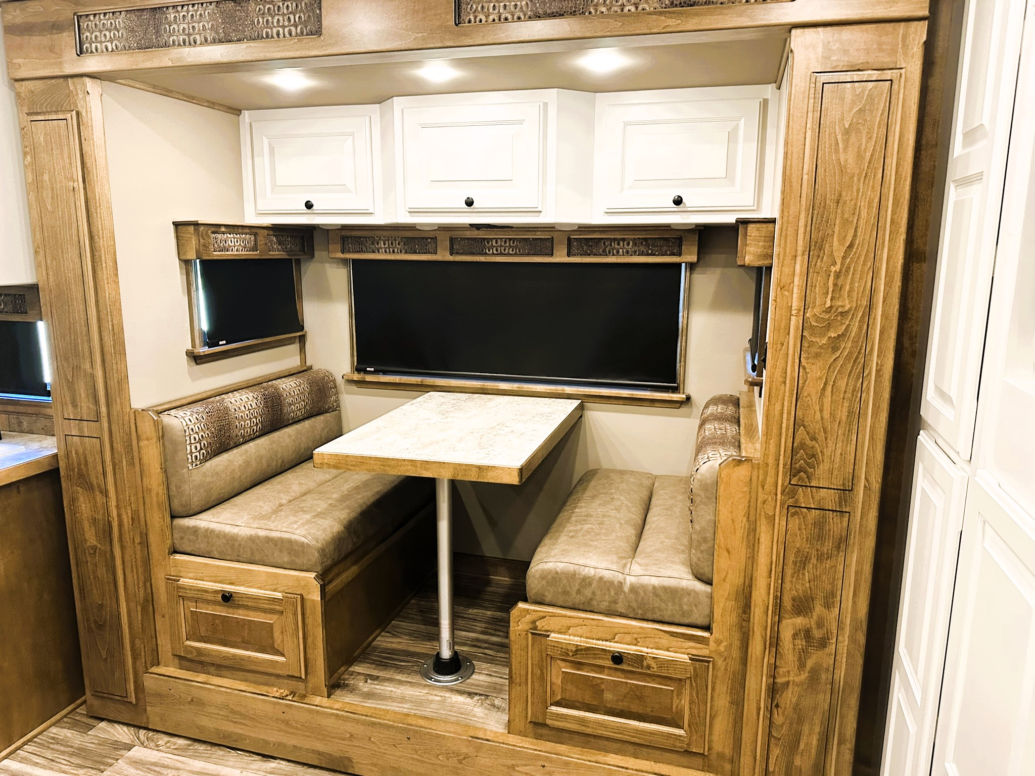2026 Elite 5HLQRL Living Quarters