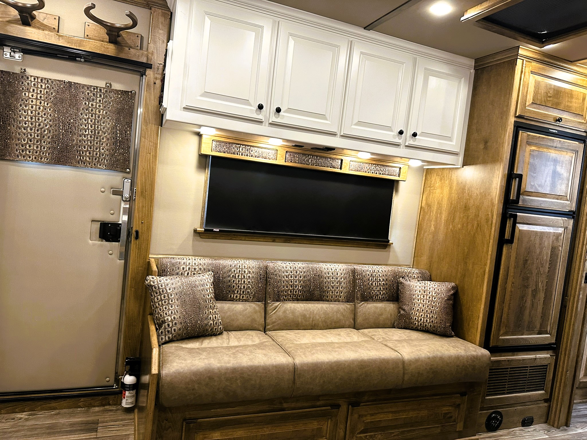 2026 Elite 5HLQRL Living Quarters