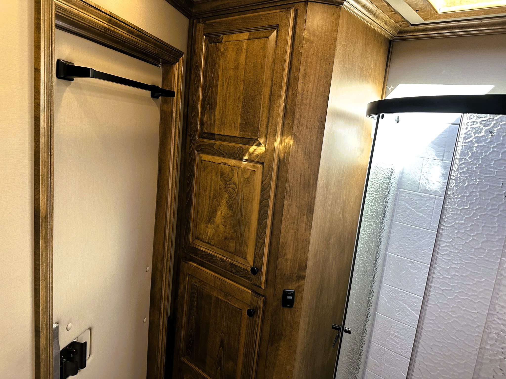 2026 Elite 5HLQRL Living Quarters