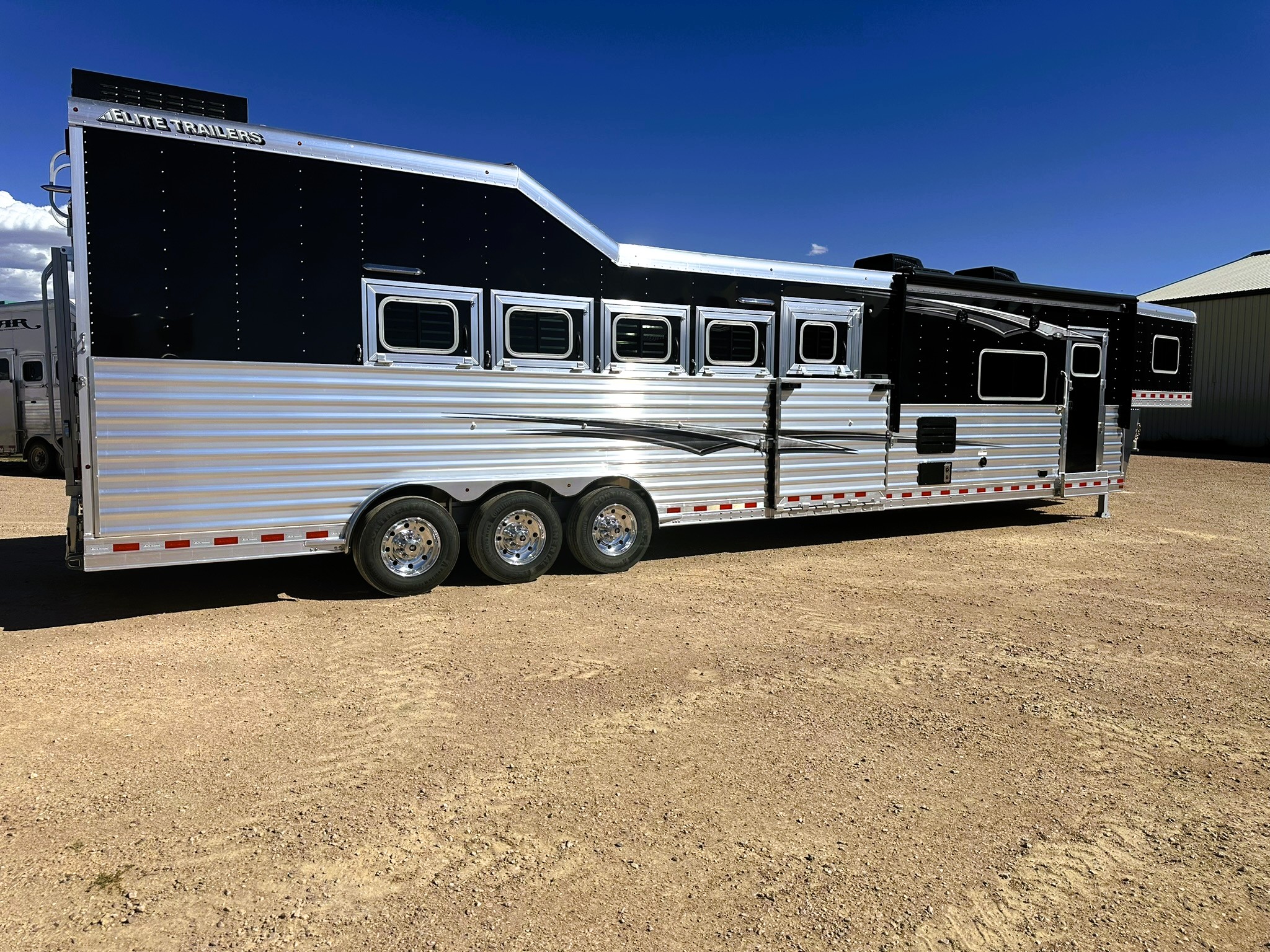 2026 Elite 5HLQRL Living Quarters