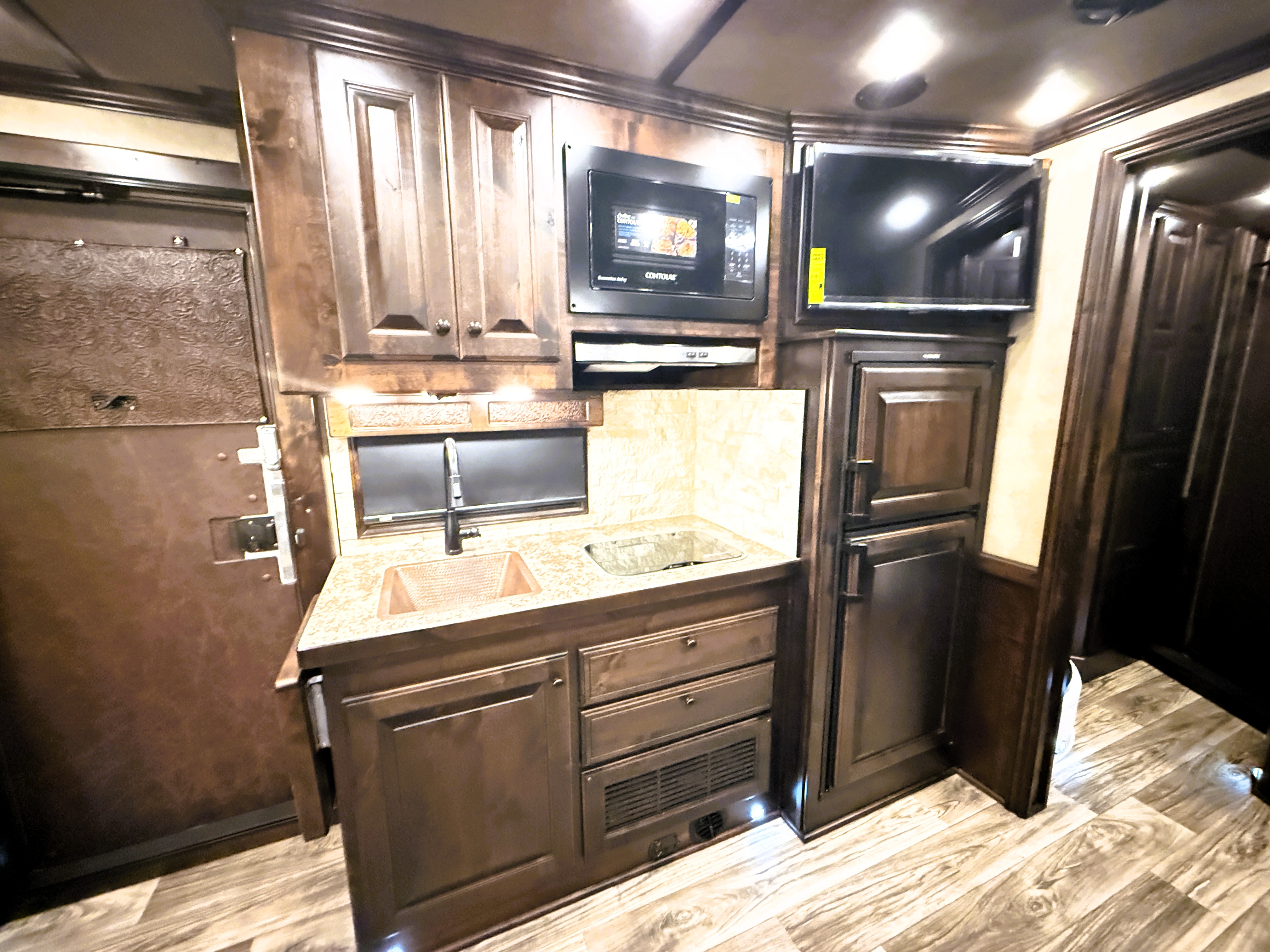 2027 Elite 4HLQSL Living Quarters