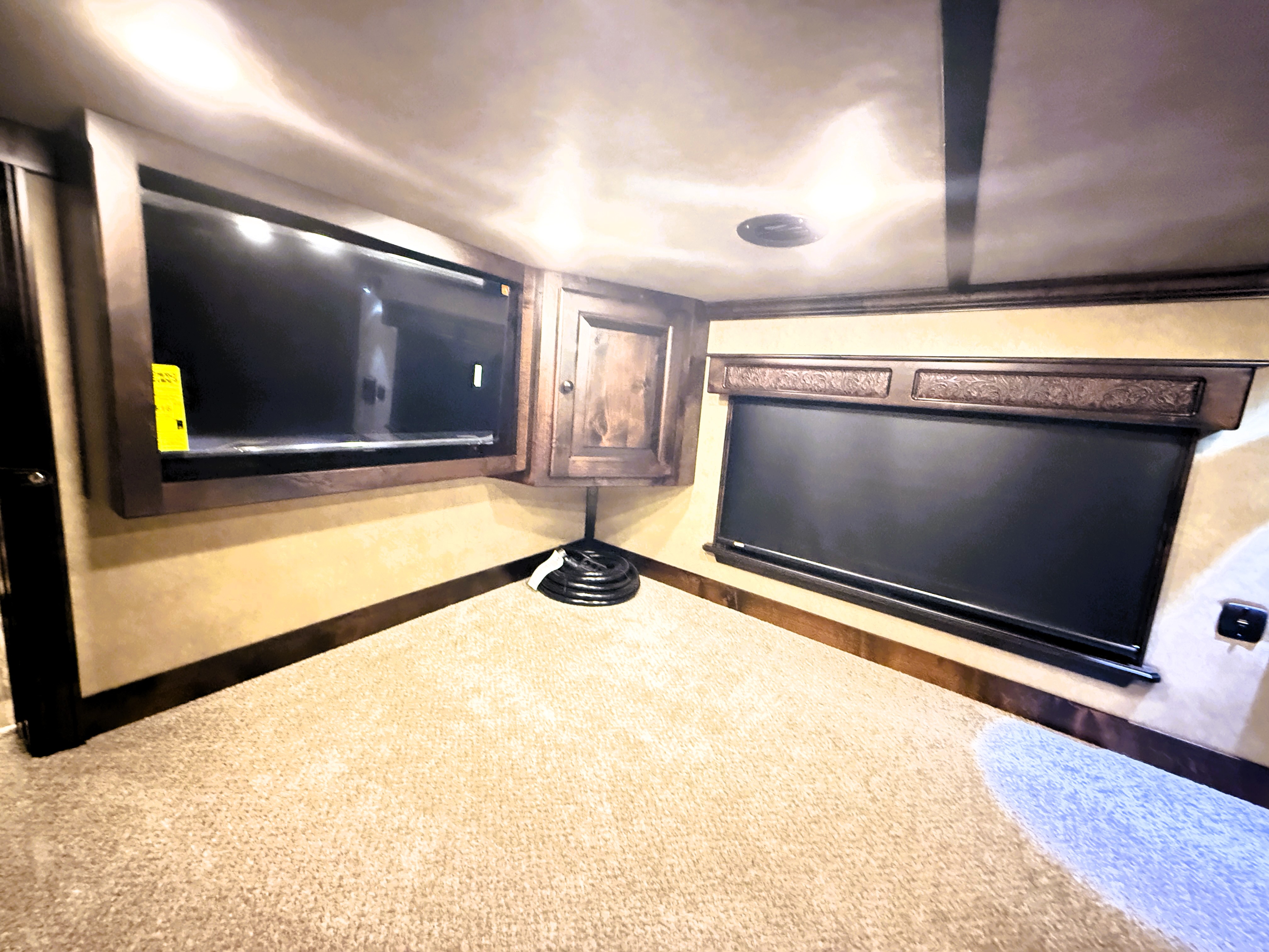2027 Elite 4HLQSL Living Quarters