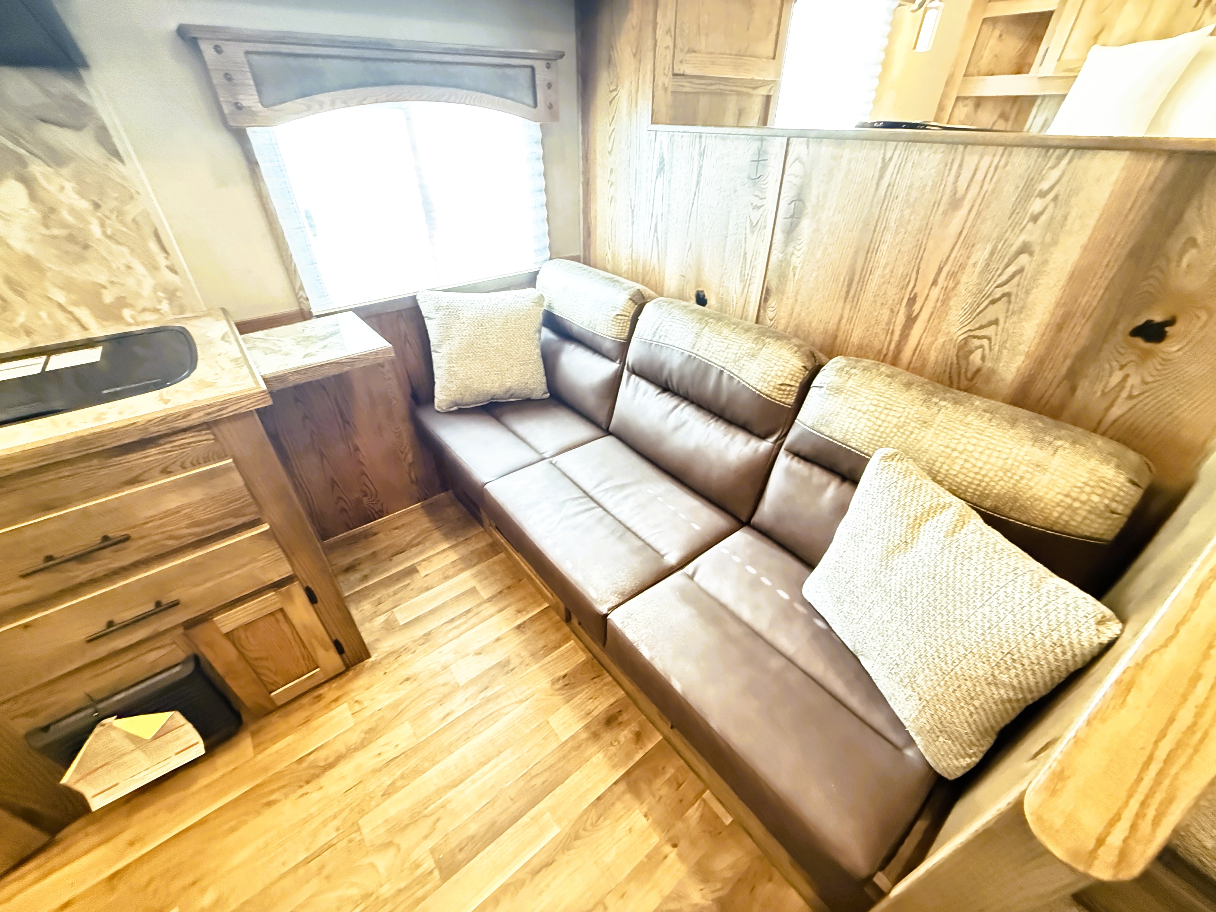 2027 Lakota CH8611RKT Living Quarters