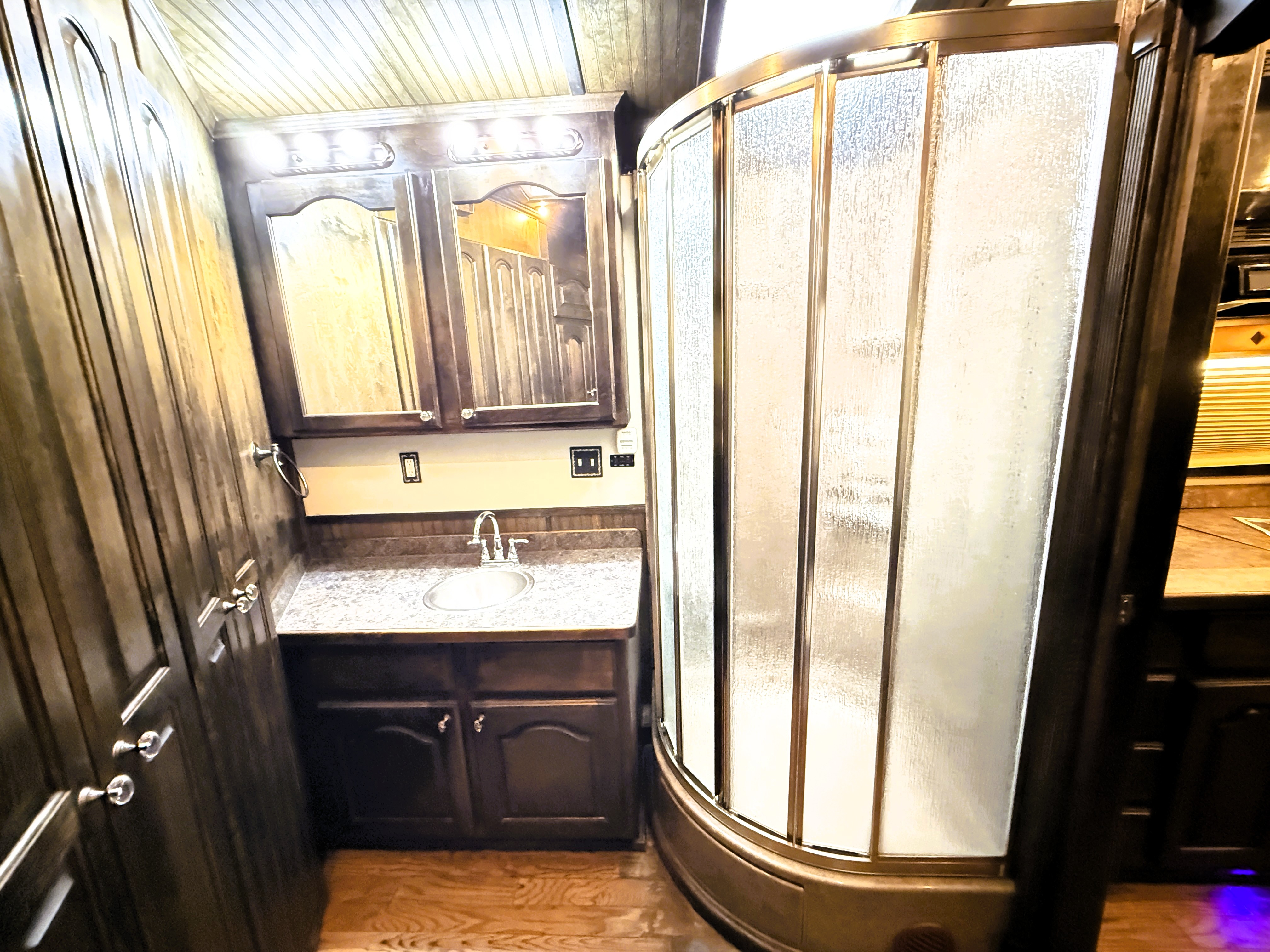 2006 Platinum 4HLQ Living Quarters