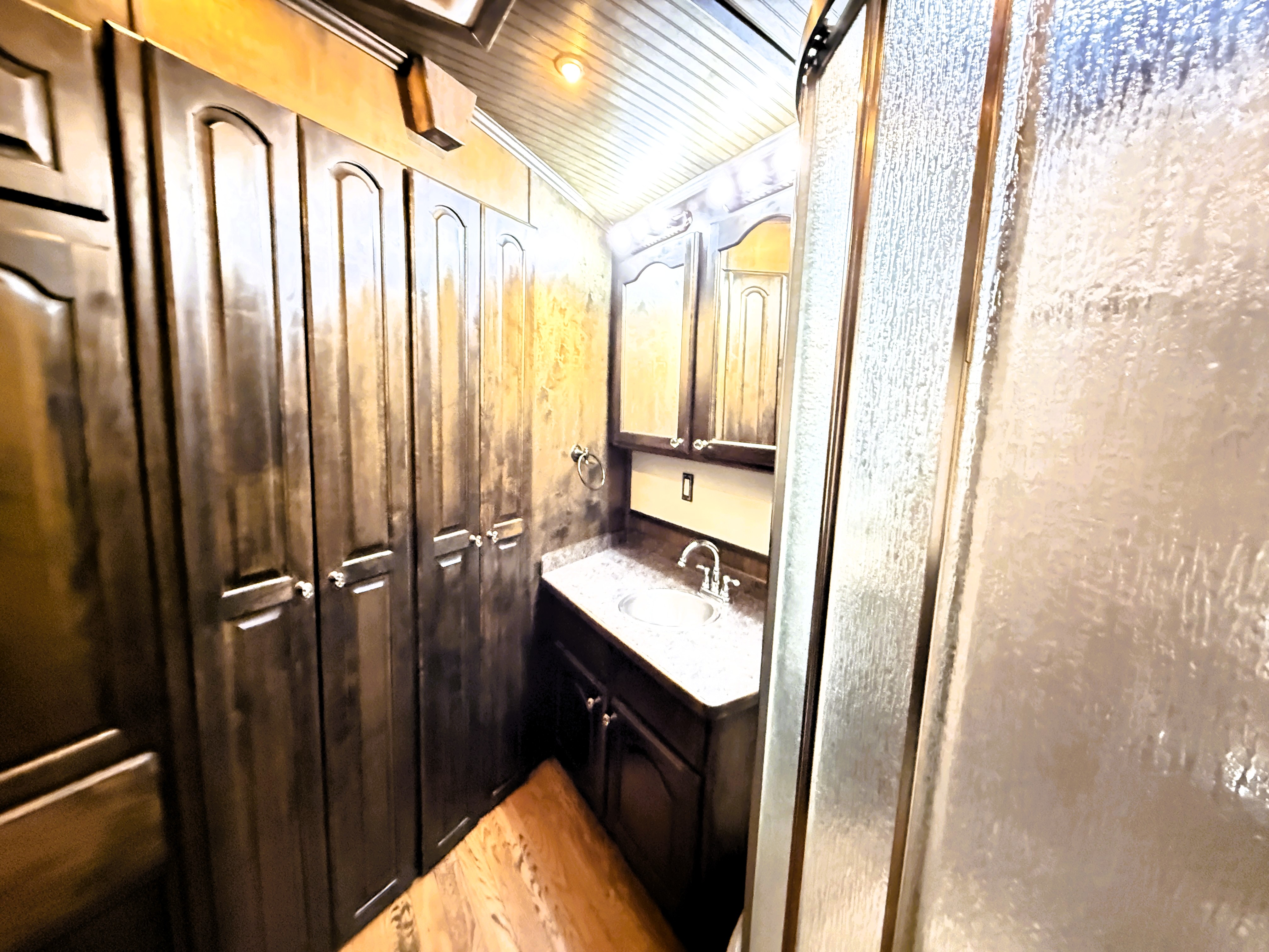 2006 Platinum 4HLQ Living Quarters