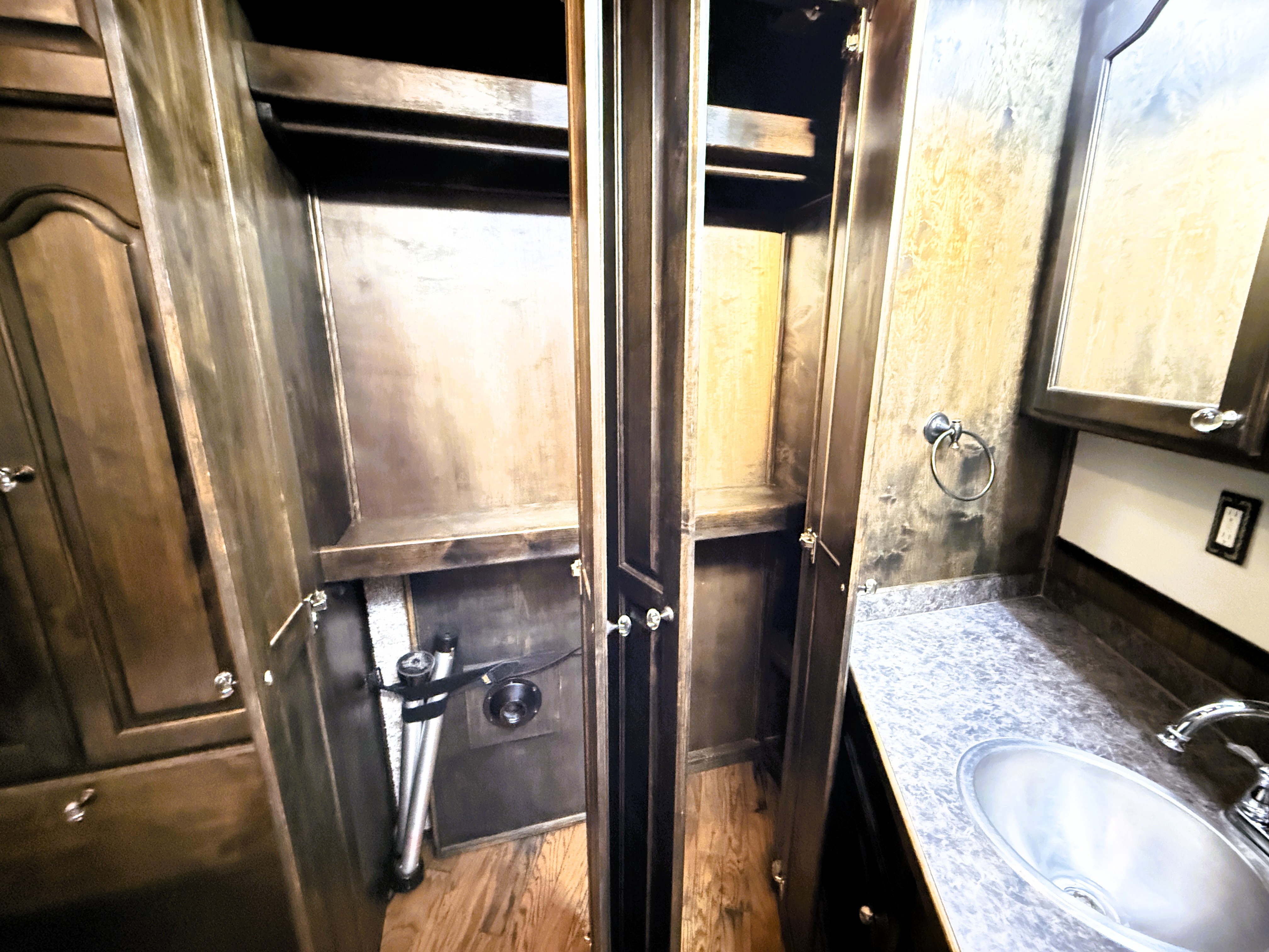 2006 Platinum 4HLQ Living Quarters