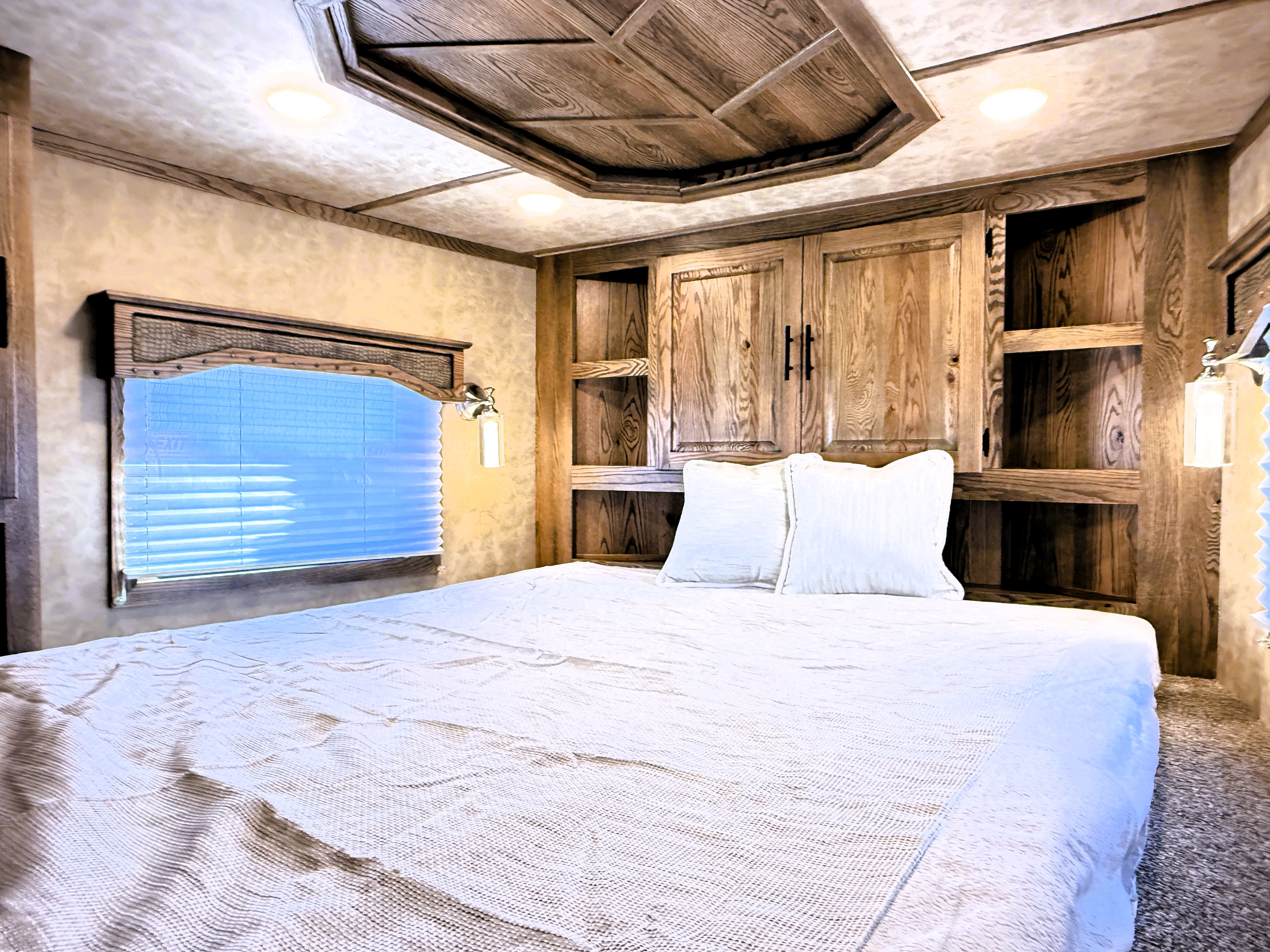 2027 Lakota IN8519TBB Living Quarters