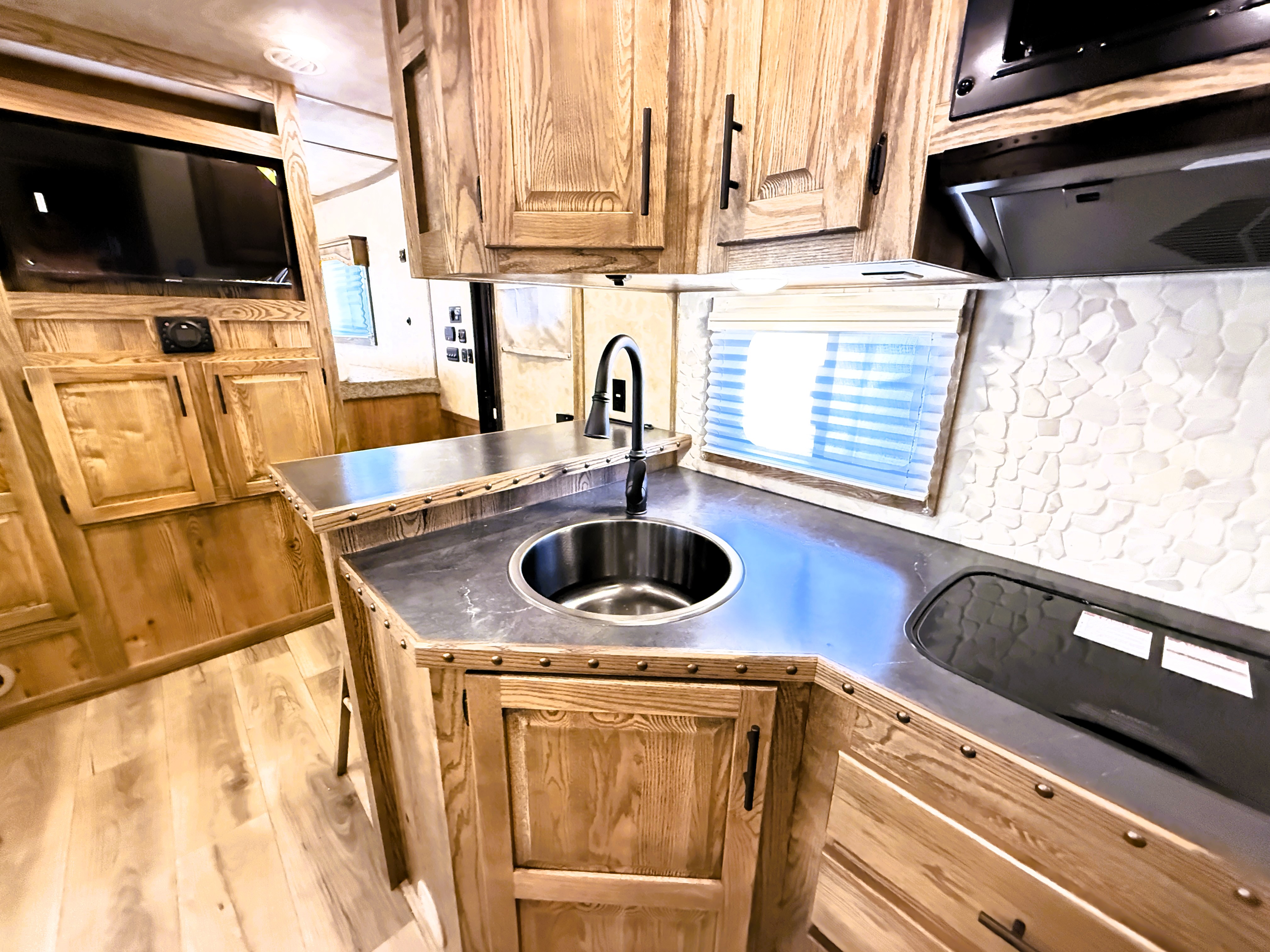 2027 Lakota IN8519TBB Living Quarters